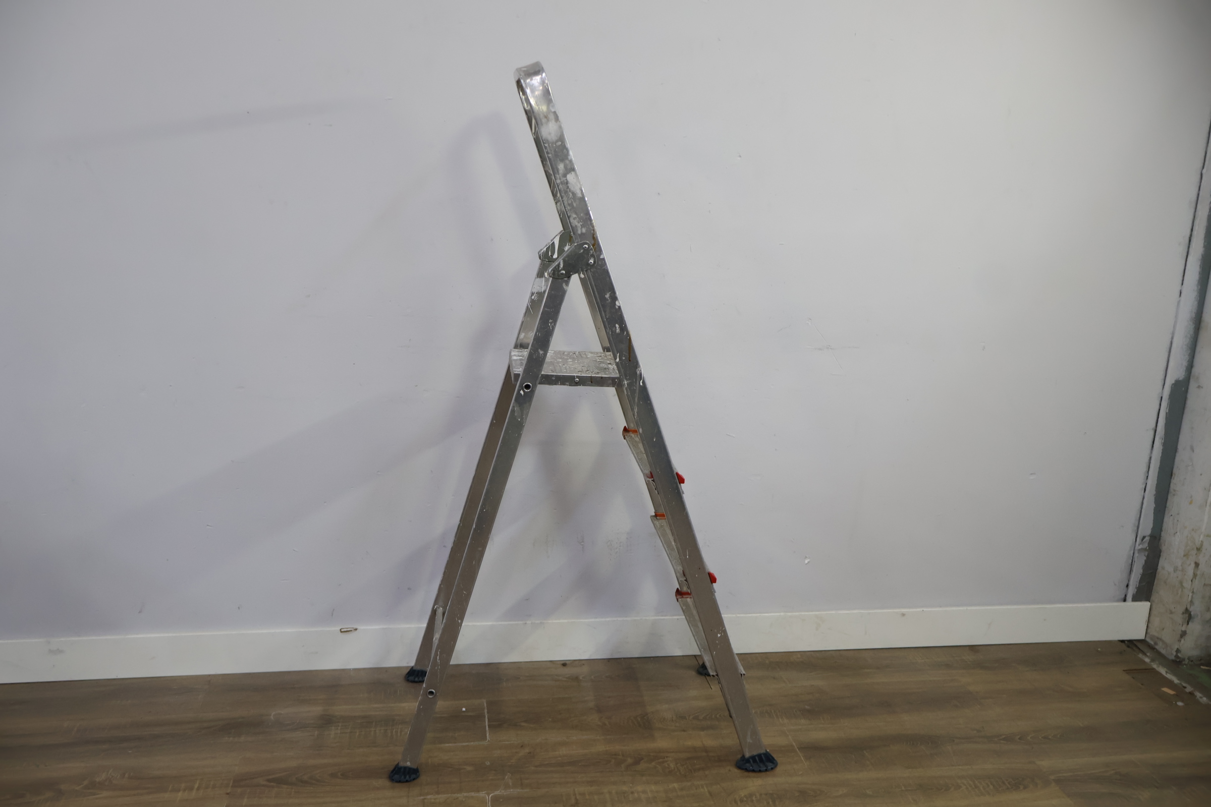 Aluminium huishoudtrap met 4 treden – foto 3 – kavel bij GSD Auctions, Zoeterwoude