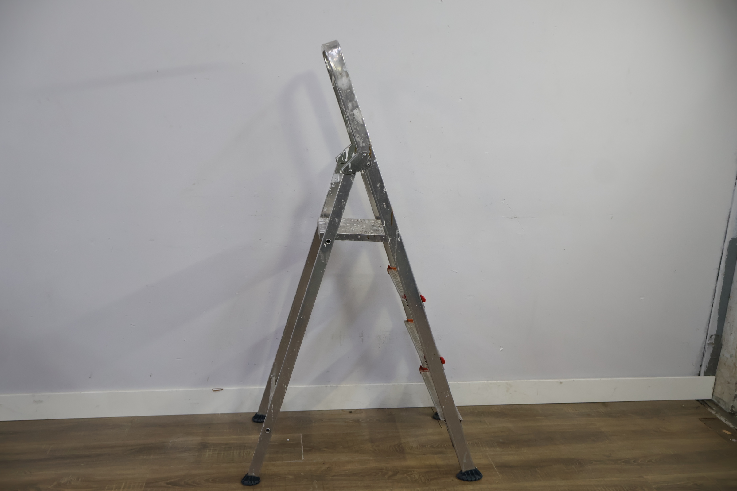 Aluminium huishoudtrap met 4 treden – foto 4 – kavel bij GSD Auctions, Zoeterwoude