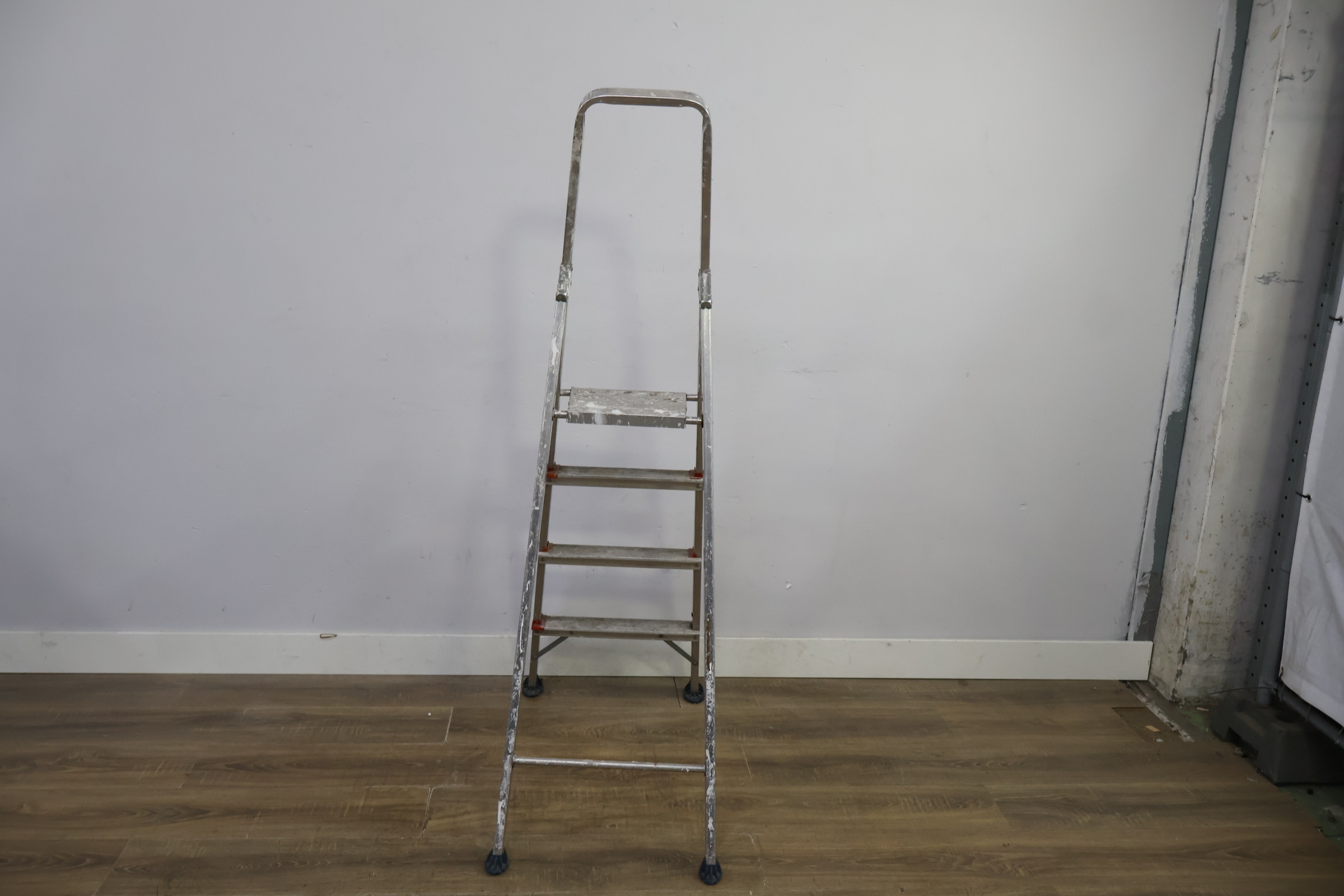 Aluminium huishoudtrap met 4 treden – foto 5 – kavel bij GSD Auctions, Zoeterwoude