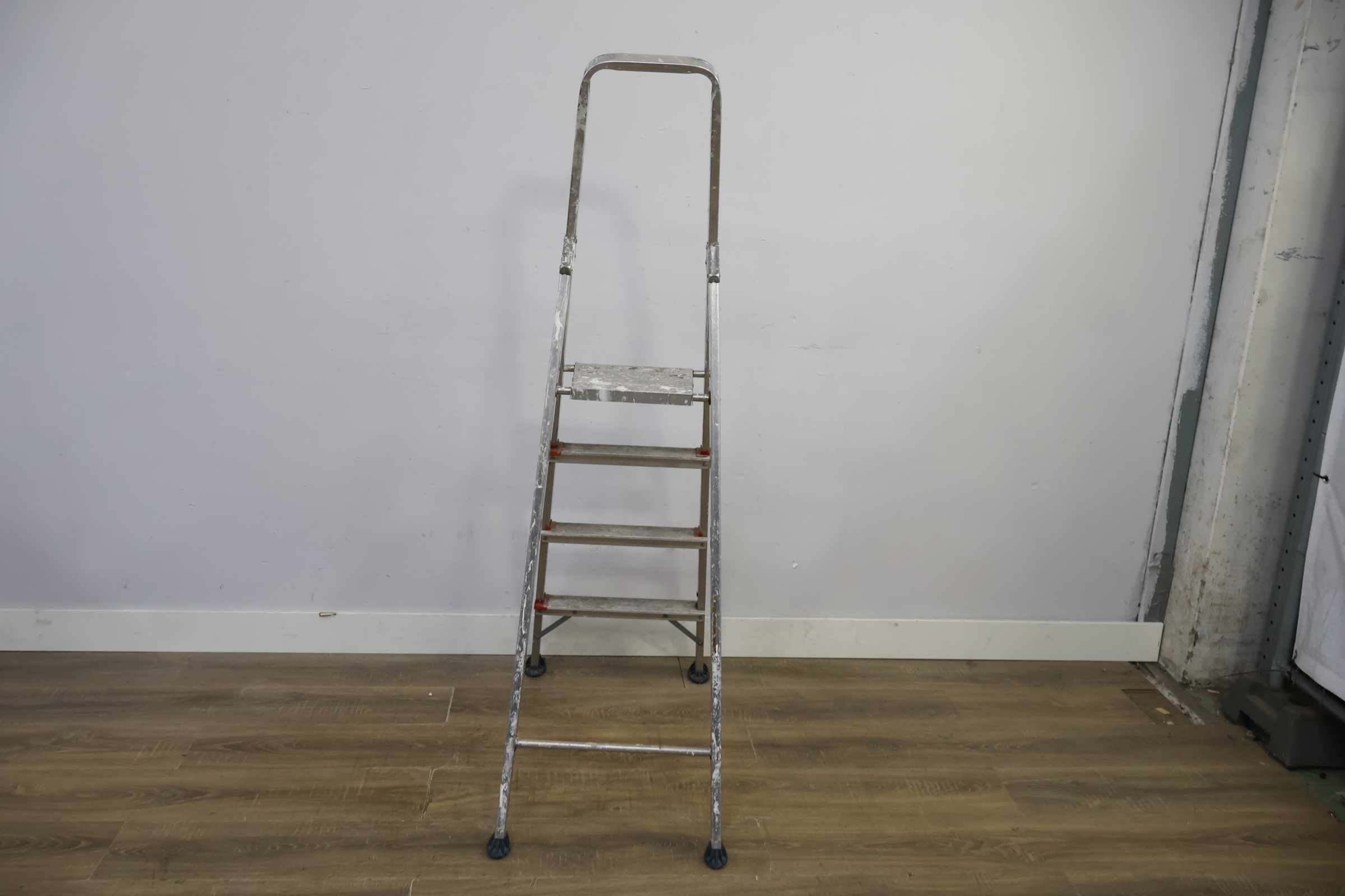 Aluminium huishoudtrap met 4 treden – foto 6 – kavel bij GSD Auctions, Zoeterwoude
