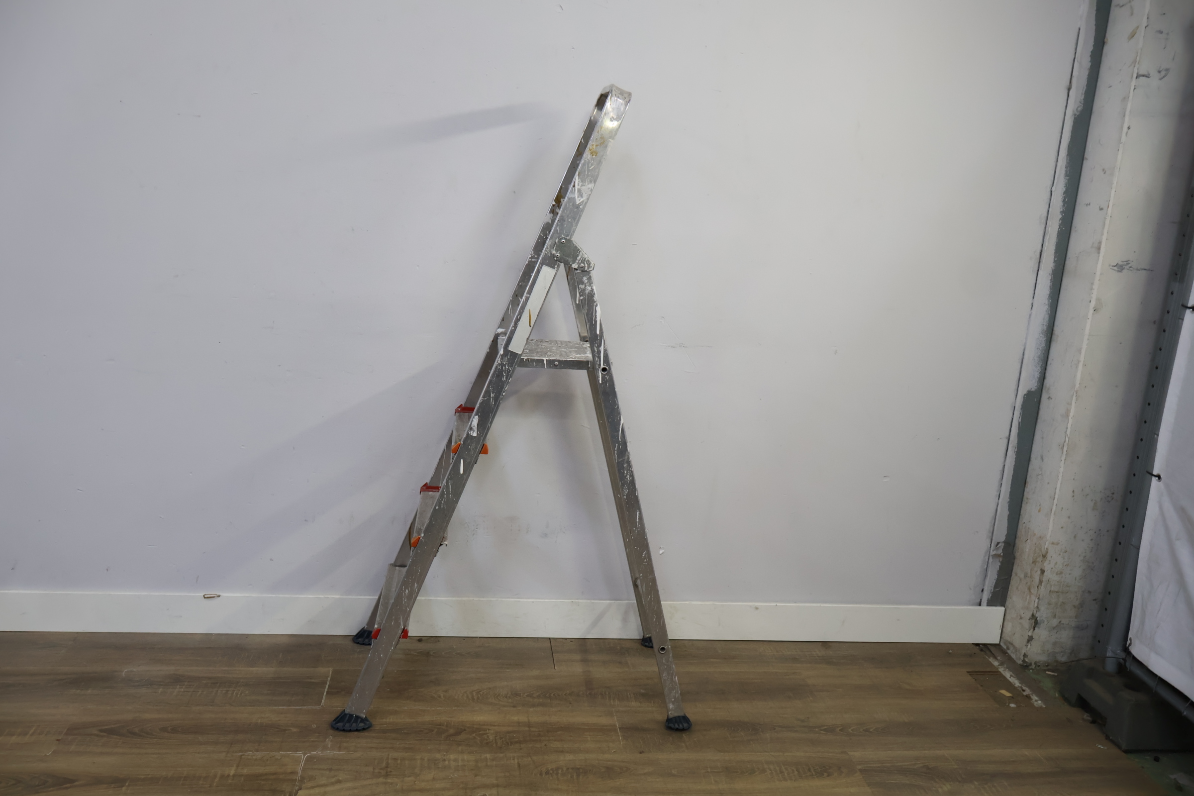 Aluminium huishoudtrap met 4 treden – foto 7 – kavel bij GSD Auctions, Zoeterwoude