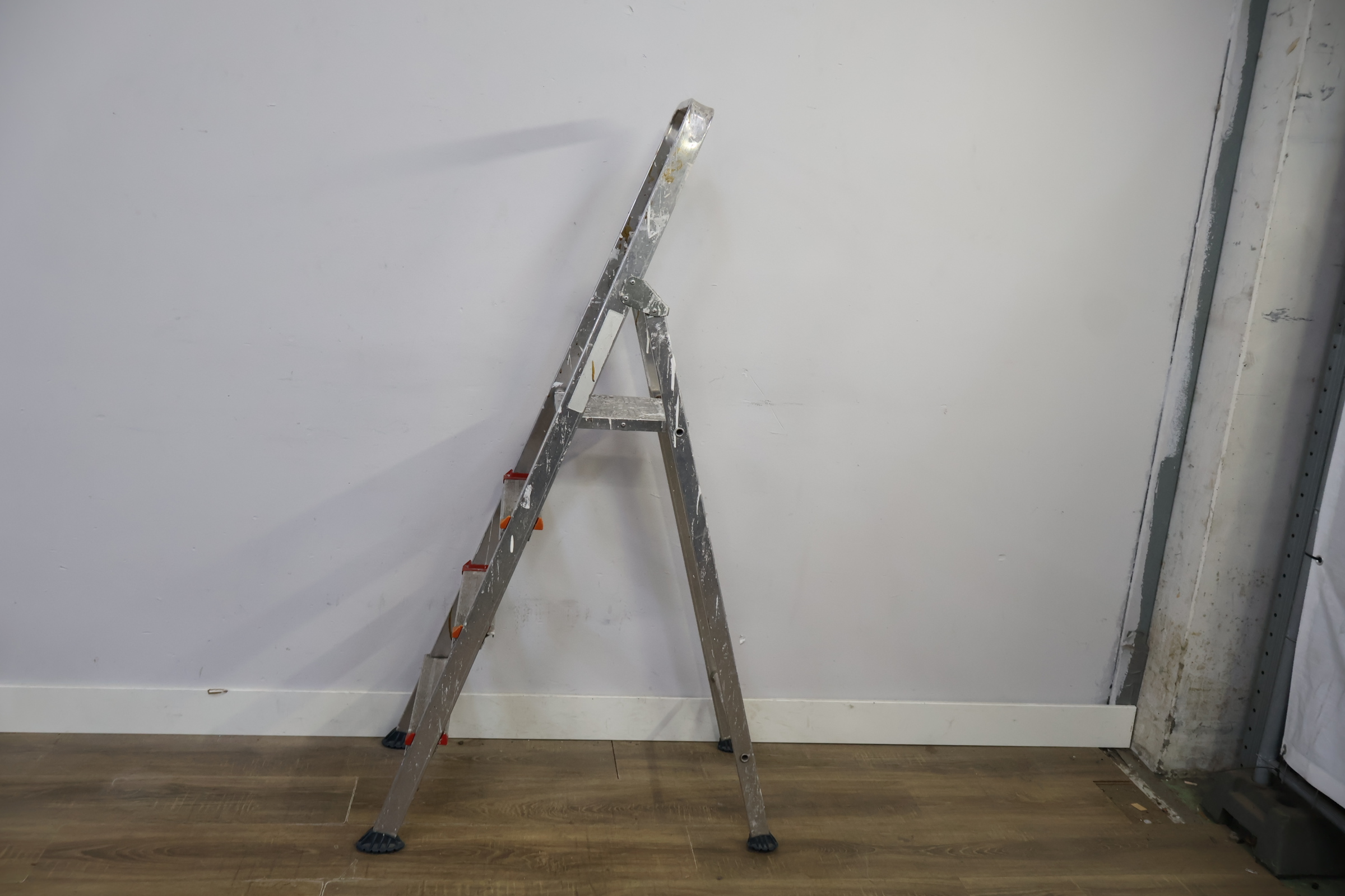 Aluminium huishoudtrap met 4 treden – foto 8 – kavel bij GSD Auctions, Zoeterwoude
