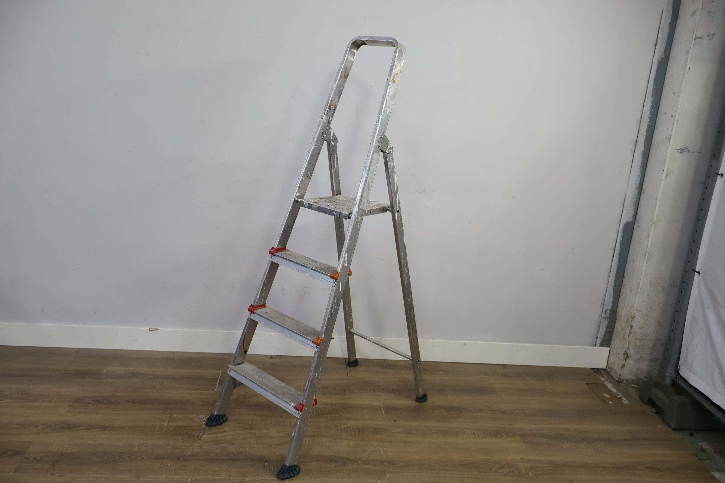 Aluminium huishoudtrap met 4 treden – foto 9 – kavel bij GSD Auctions, Zoeterwoude
