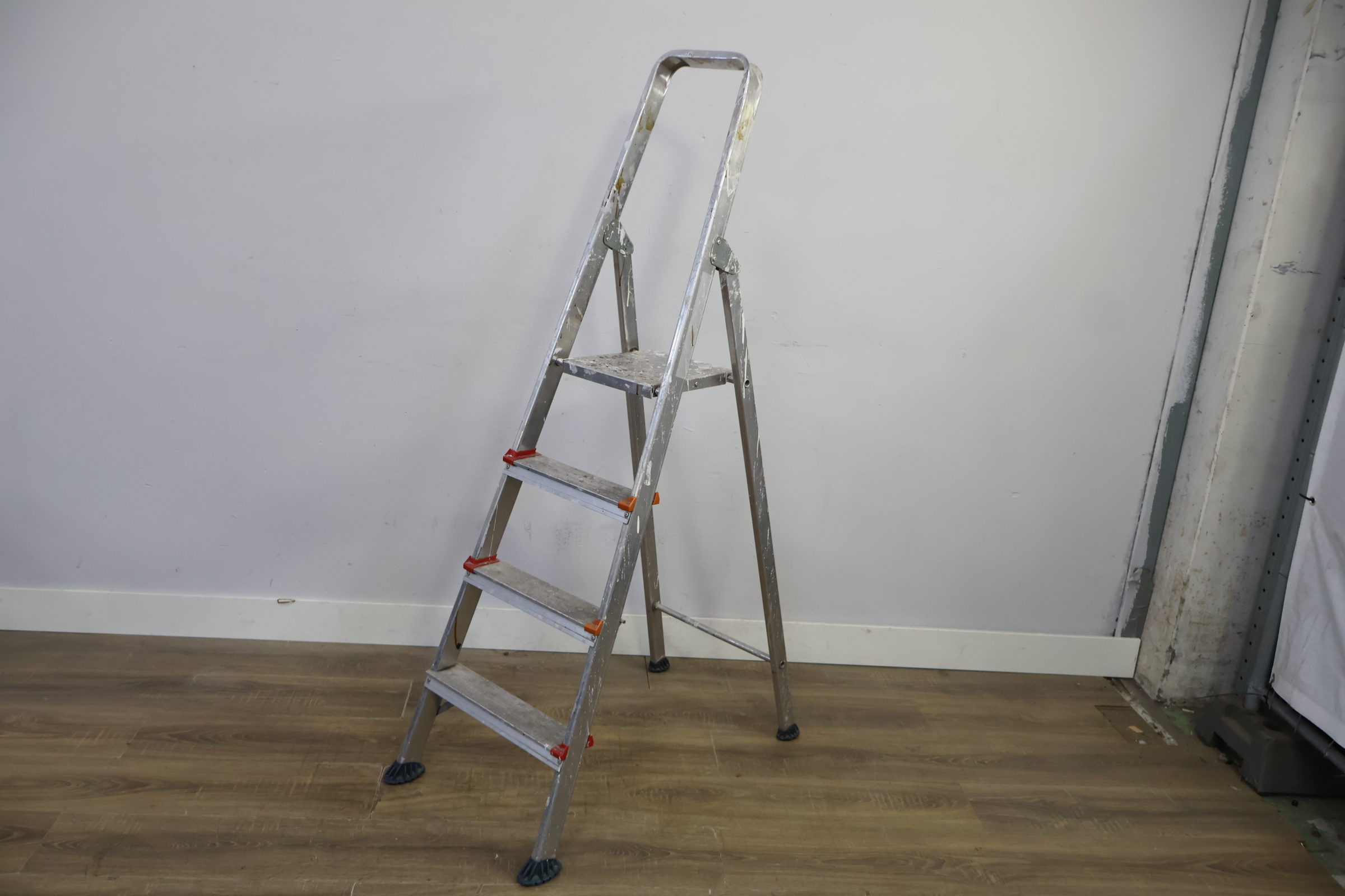 Aluminium huishoudtrap met 4 treden – foto 10 – kavel bij GSD Auctions, Zoeterwoude