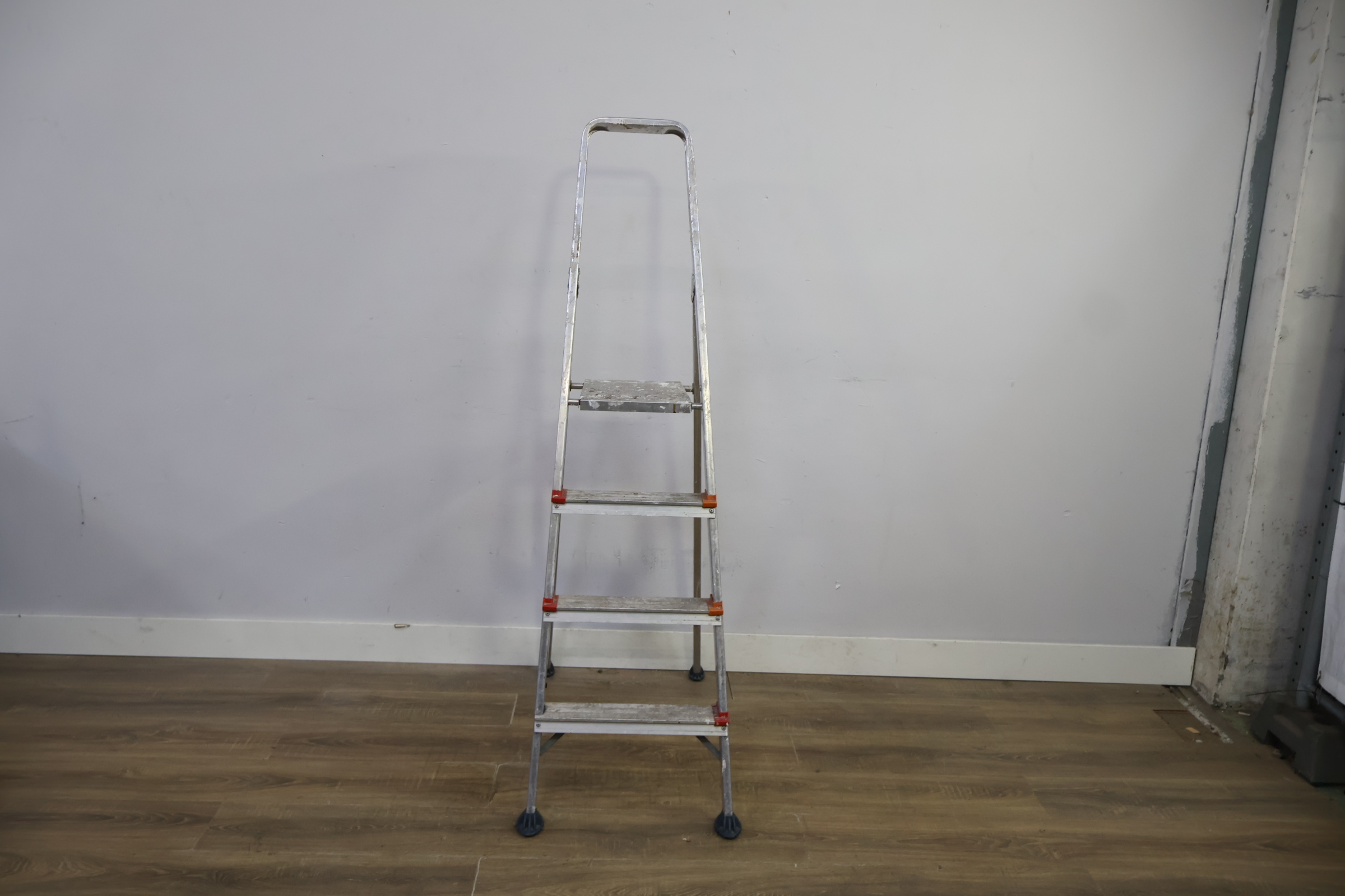 Aluminium huishoudtrap met 4 treden – foto 11 – kavel bij GSD Auctions, Zoeterwoude
