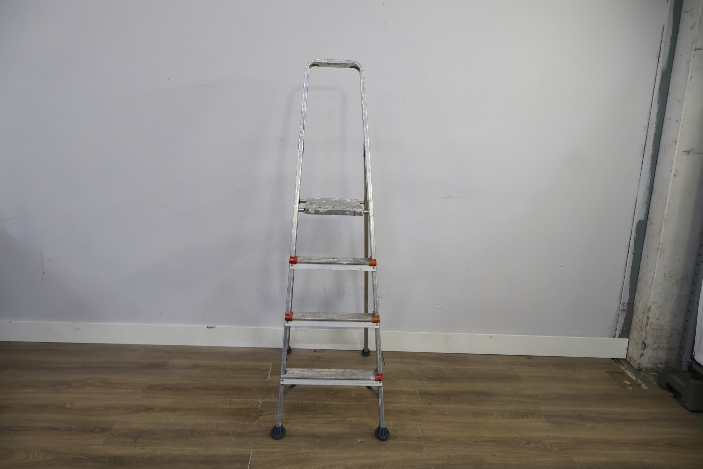 Aluminium huishoudtrap met 4 treden – foto 12 – kavel bij GSD Auctions, Zoeterwoude
