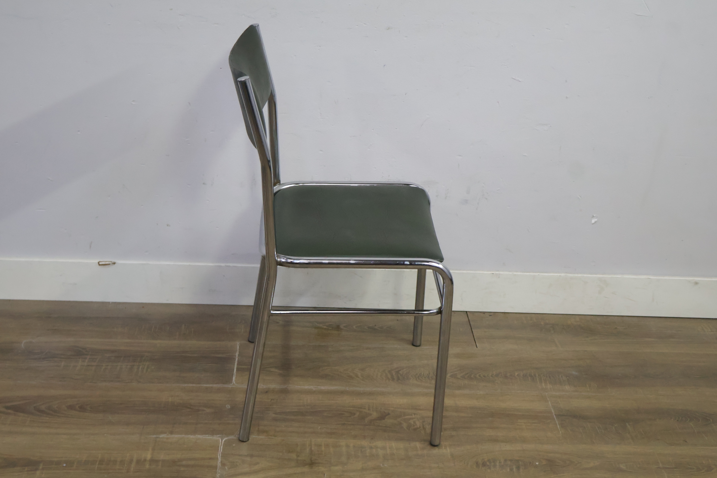 Vintage eetkamerstoel in Bauhaus-stijl – foto 4 – kavel bij GSD Auctions, Zoeterwoude
