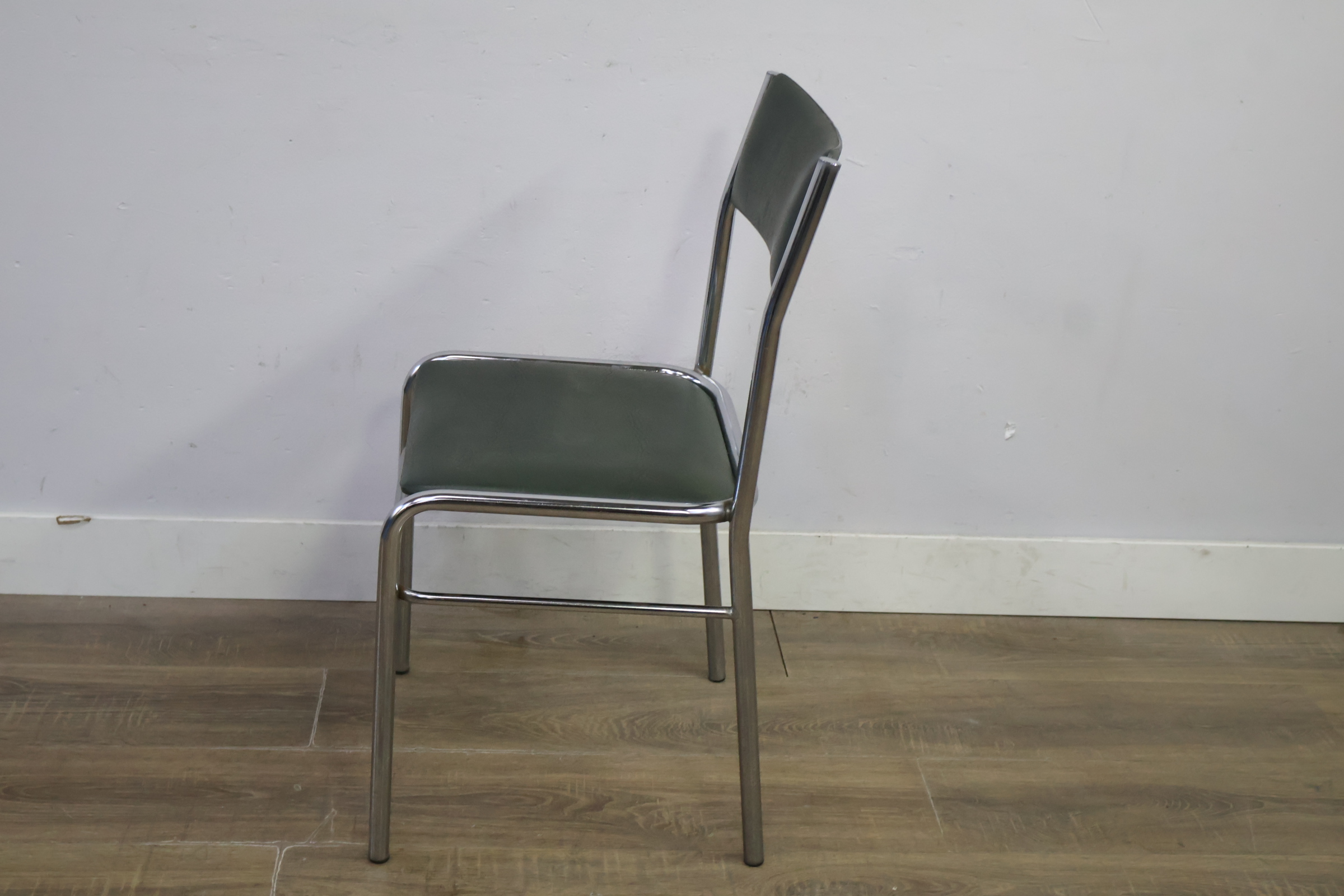 Vintage eetkamerstoel in Bauhaus-stijl – foto 7 – kavel bij GSD Auctions, Zoeterwoude