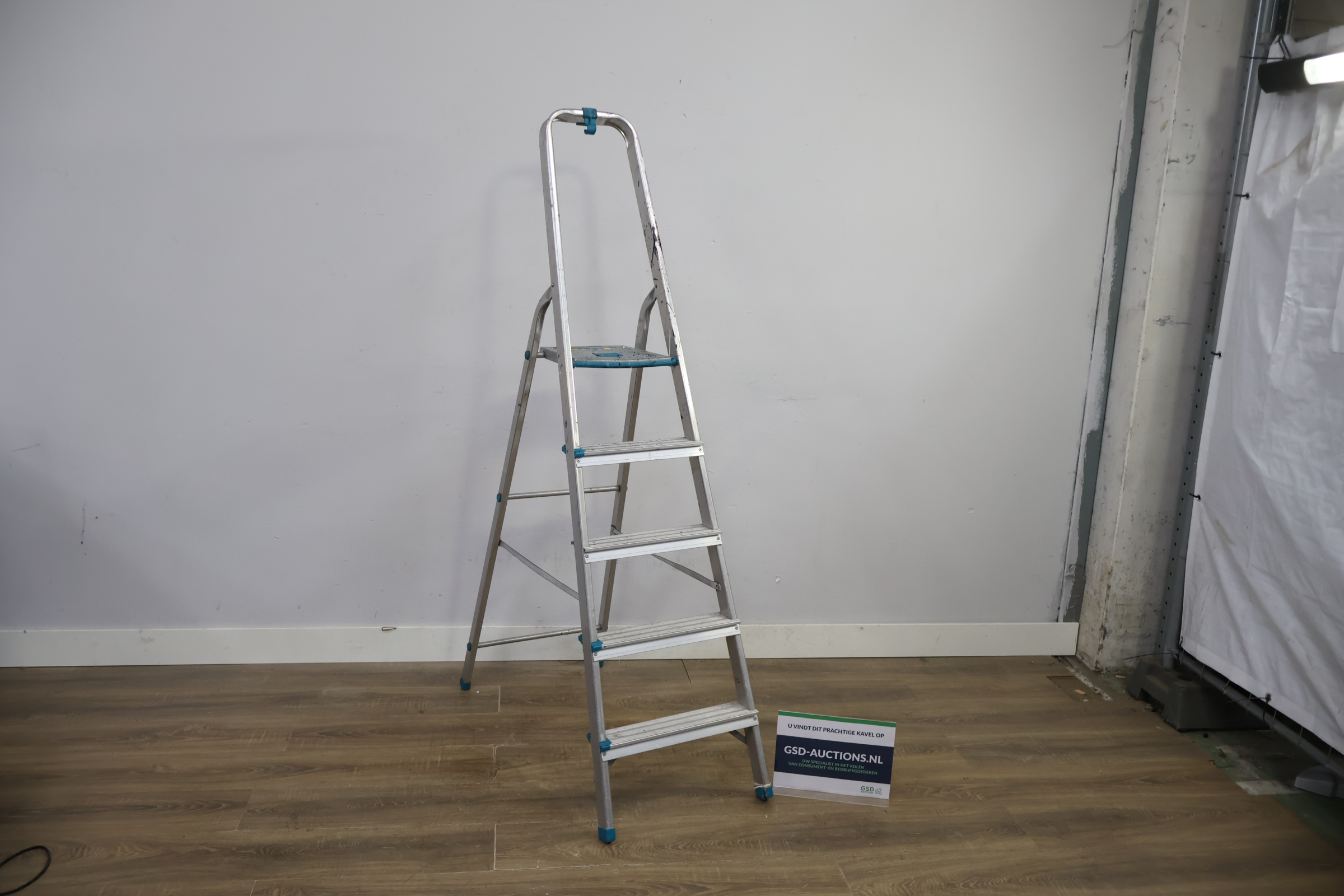 Aluminium huishoudtrap met 5 treden – foto 2 – kavel bij GSD Auctions, Zoeterwoude