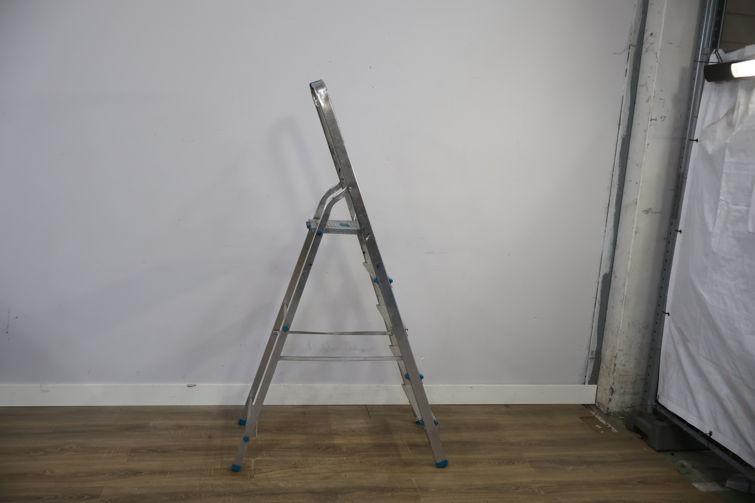 Aluminium huishoudtrap met 5 treden – foto 3 – kavel bij GSD Auctions, Zoeterwoude