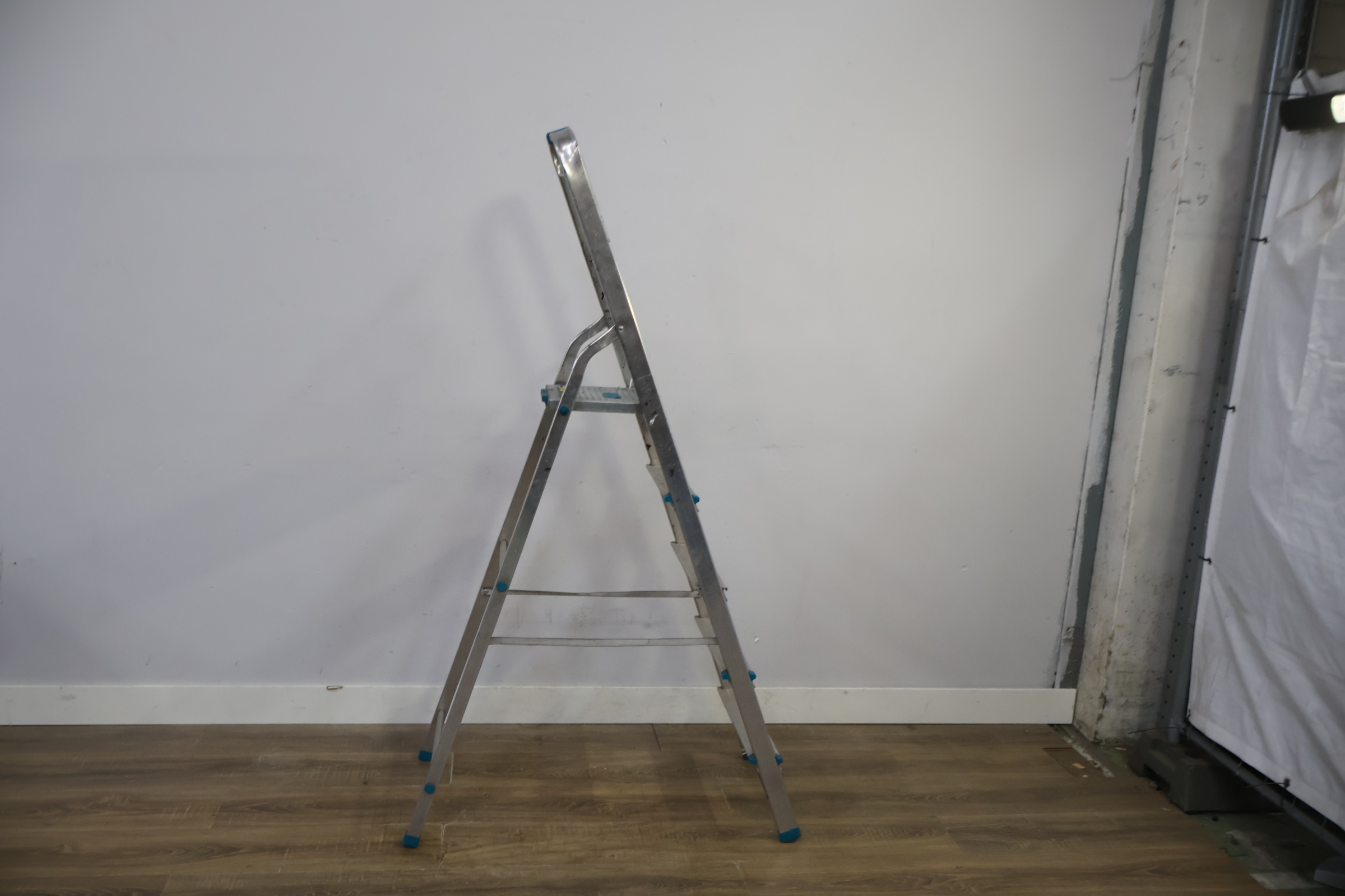 Aluminium huishoudtrap met 5 treden – foto 4 – kavel bij GSD Auctions, Zoeterwoude