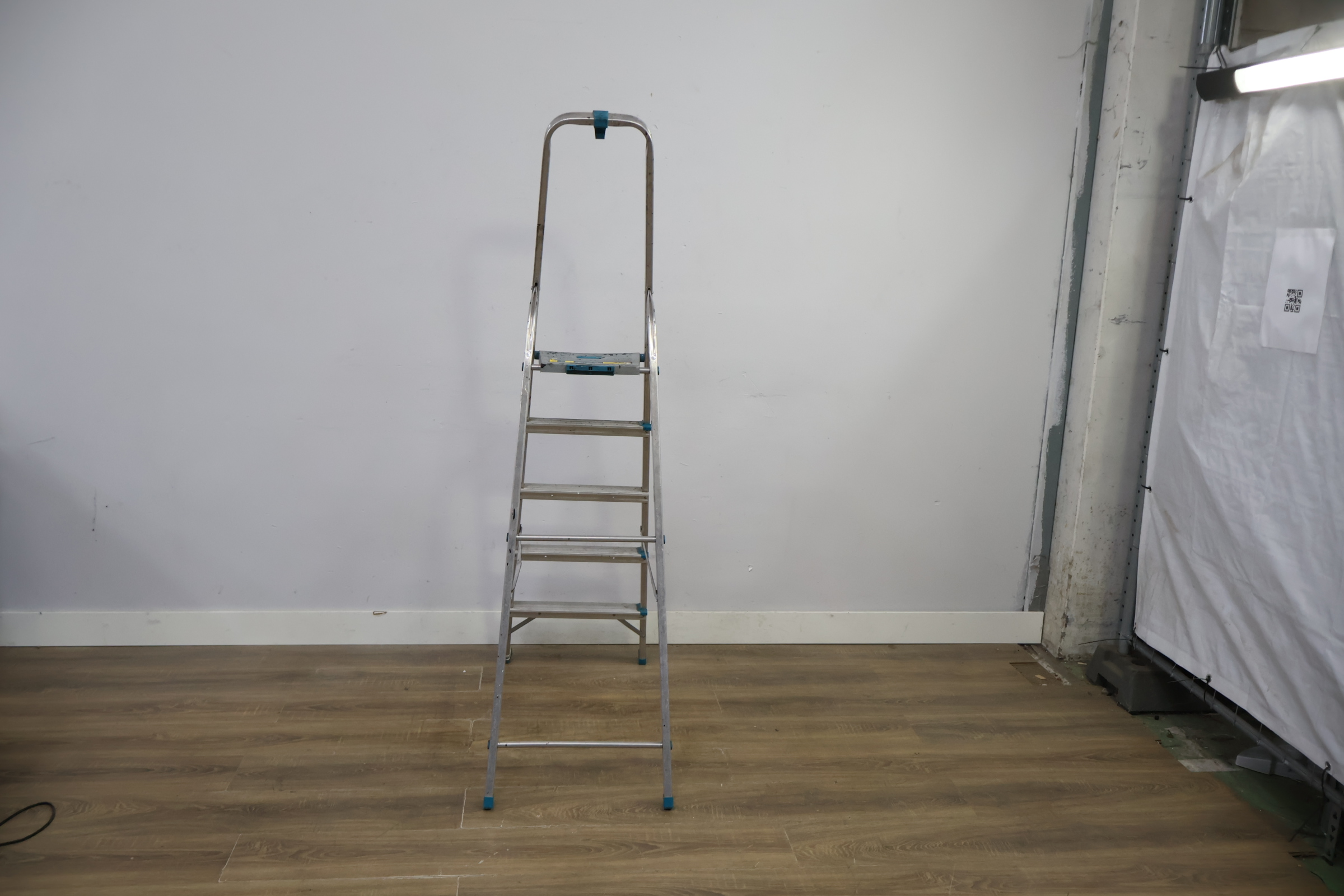 Aluminium huishoudtrap met 5 treden – foto 5 – kavel bij GSD Auctions, Zoeterwoude