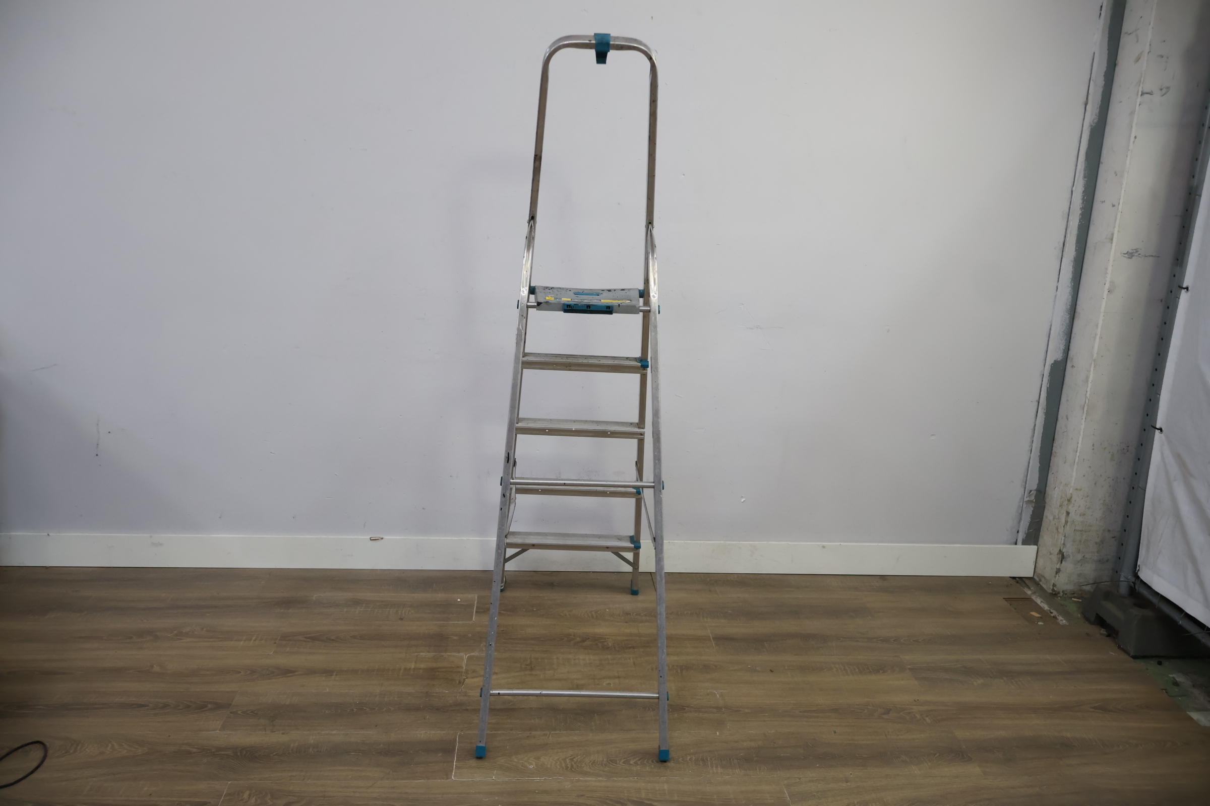 Aluminium huishoudtrap met 5 treden – foto 6 – kavel bij GSD Auctions, Zoeterwoude