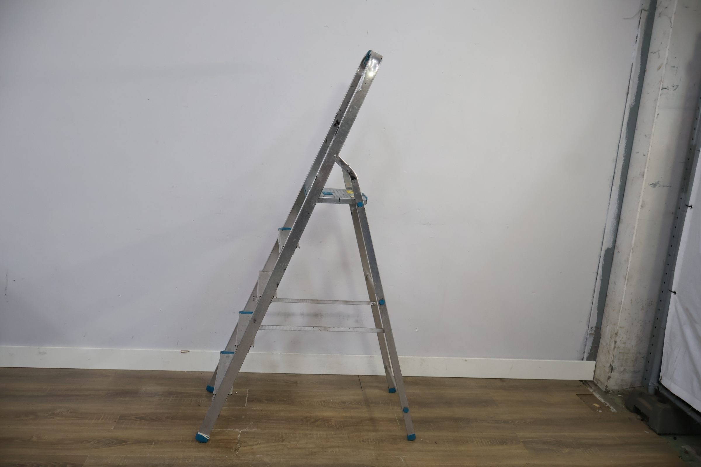 Aluminium huishoudtrap met 5 treden – foto 7 – kavel bij GSD Auctions, Zoeterwoude