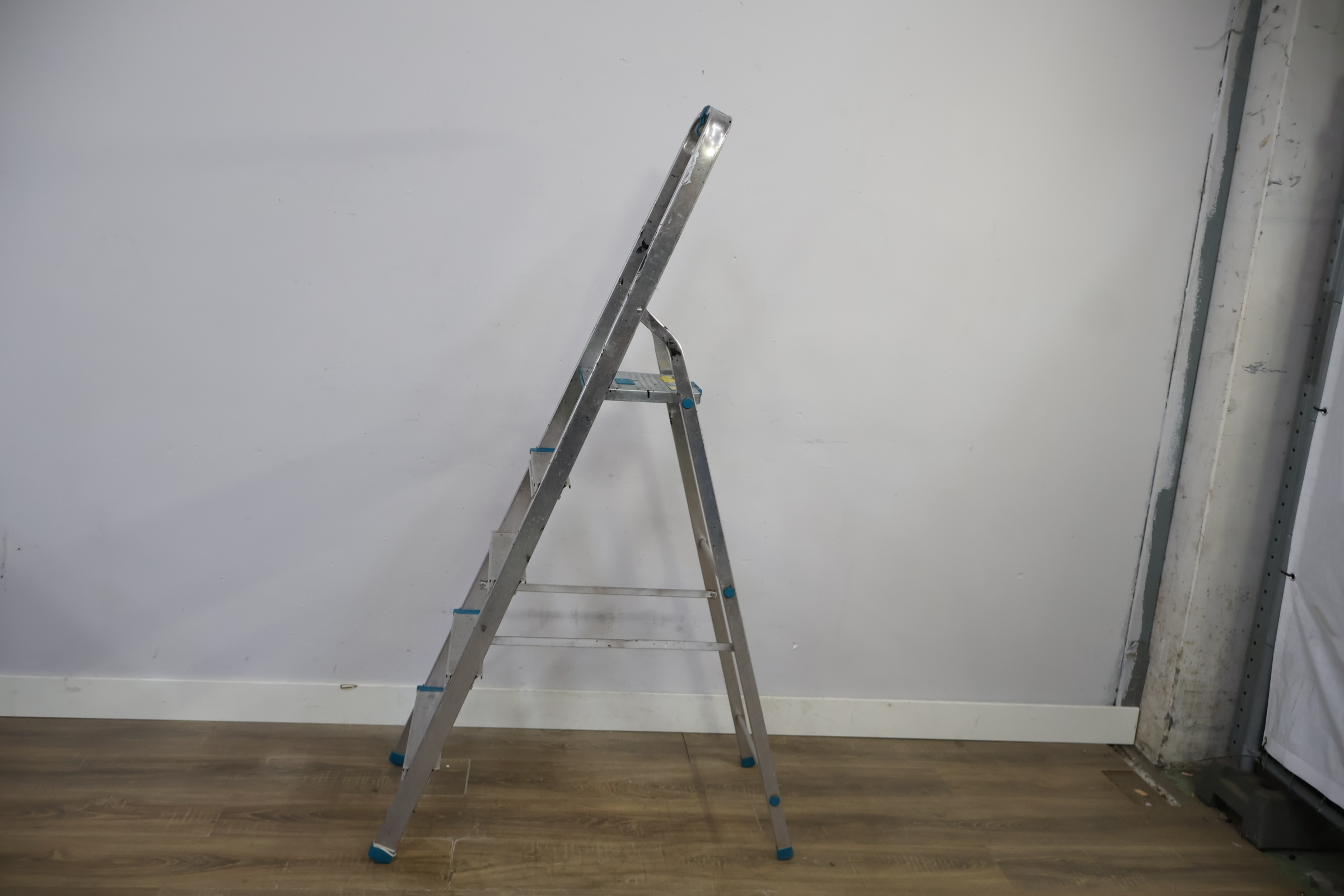 Aluminium huishoudtrap met 5 treden – foto 8 – kavel bij GSD Auctions, Zoeterwoude