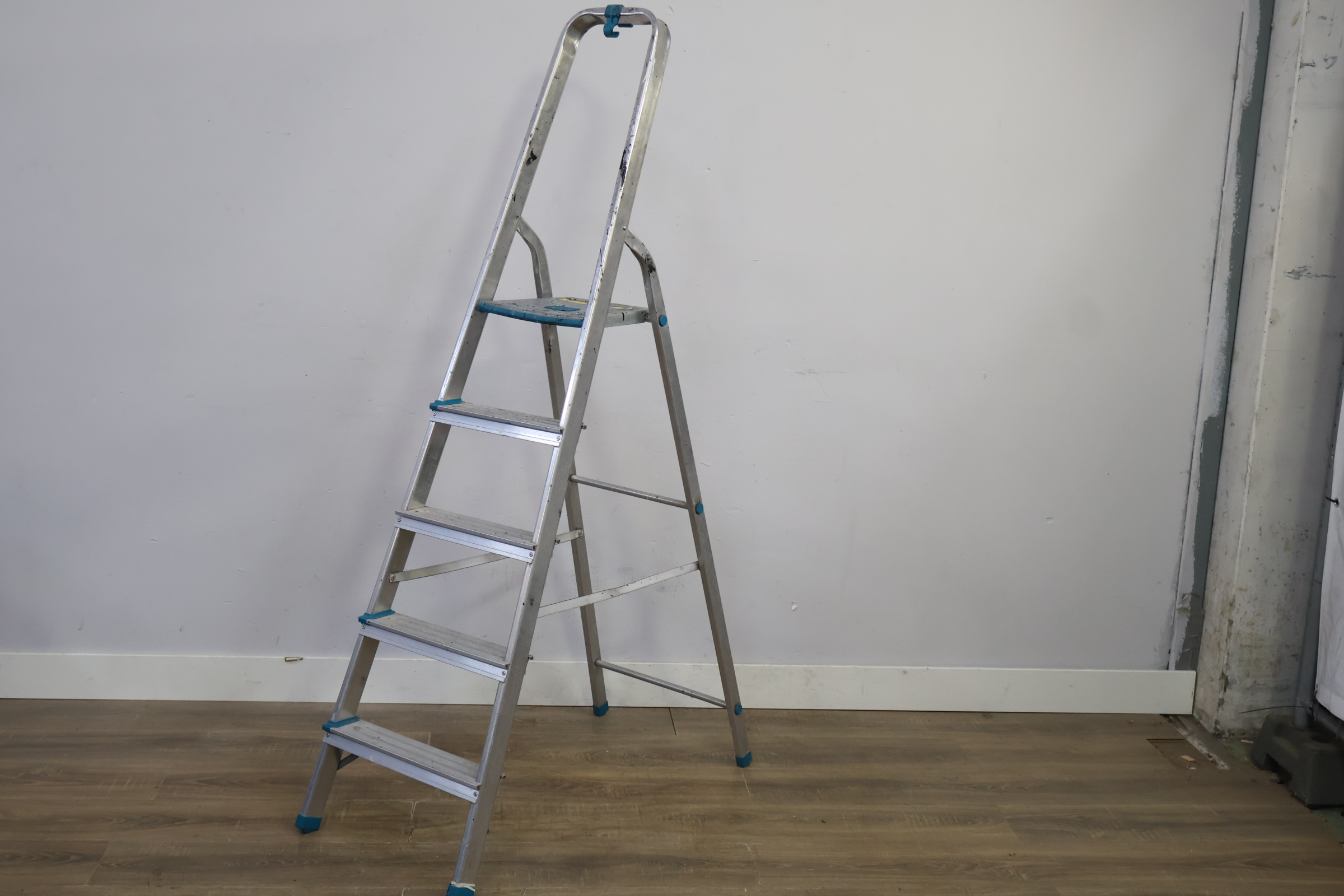 Aluminium huishoudtrap met 5 treden – foto 10 – kavel bij GSD Auctions, Zoeterwoude