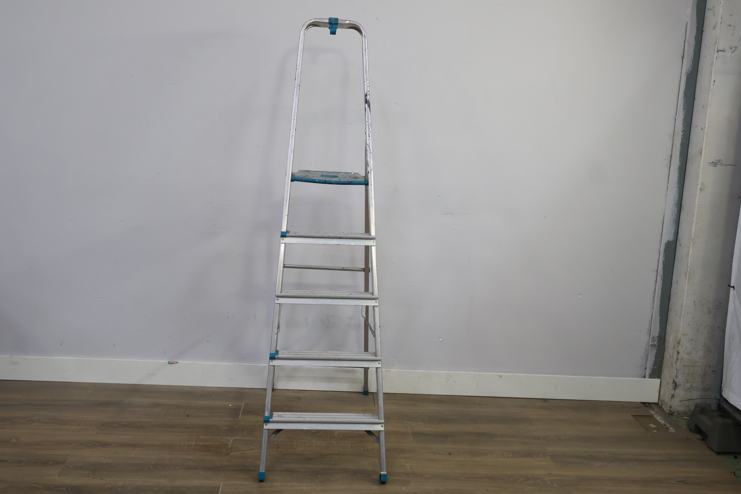 Aluminium huishoudtrap met 5 treden – foto 11 – kavel bij GSD Auctions, Zoeterwoude