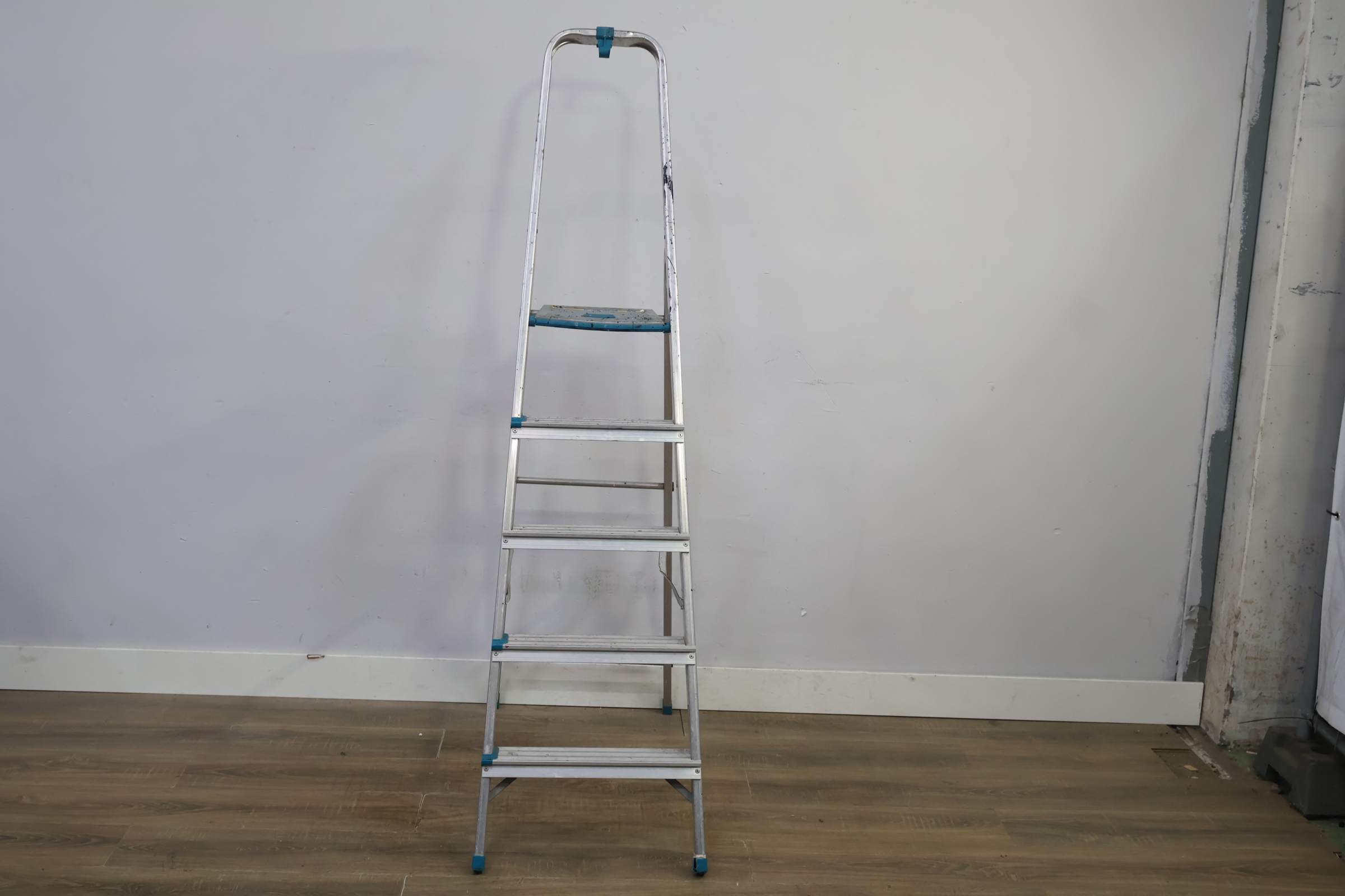 Aluminium huishoudtrap met 5 treden – foto 12 – kavel bij GSD Auctions, Zoeterwoude