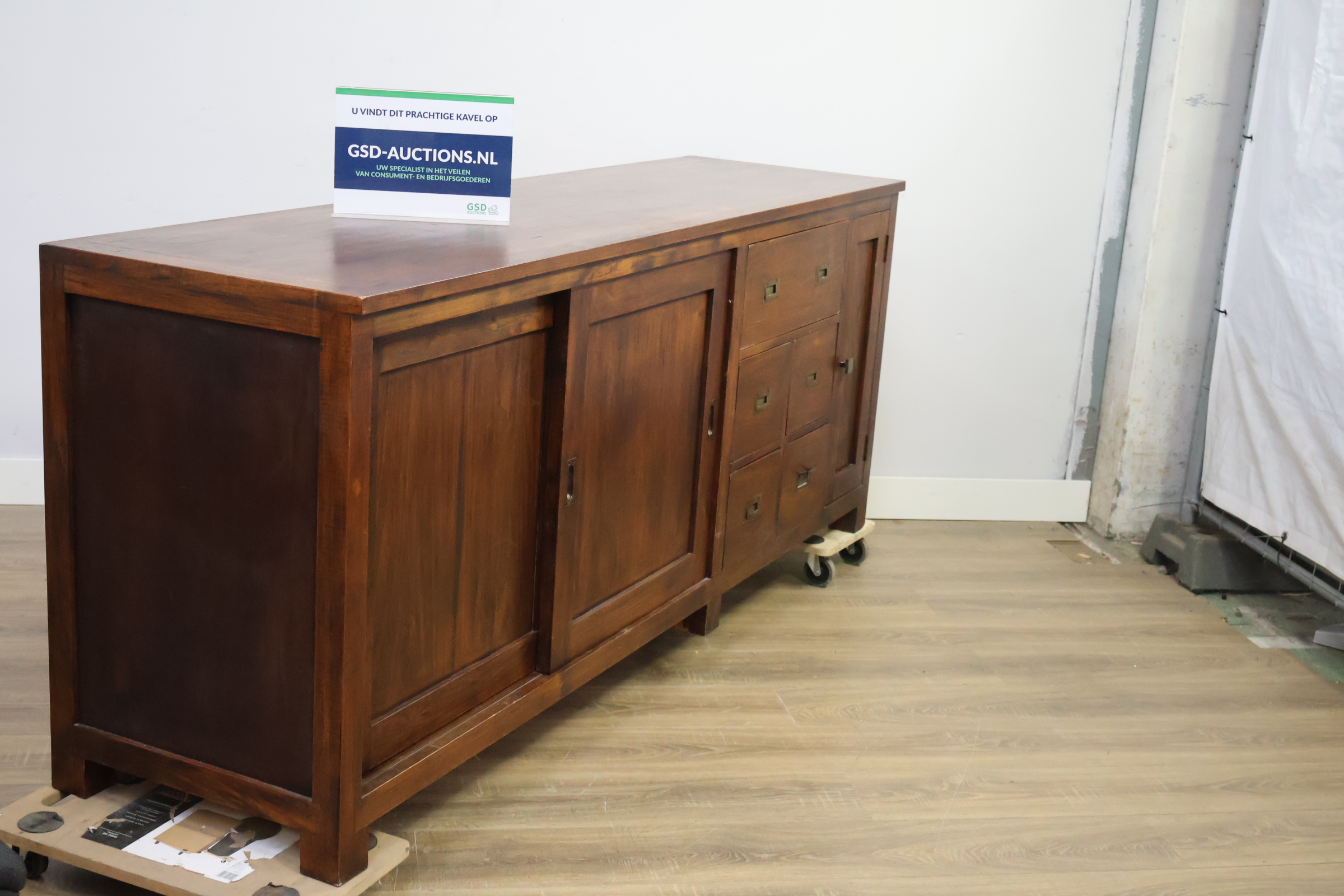 Houten dressoir met schuifdeuren en laden – foto 2 – kavel bij GSD Auctions, Zoeterwoude