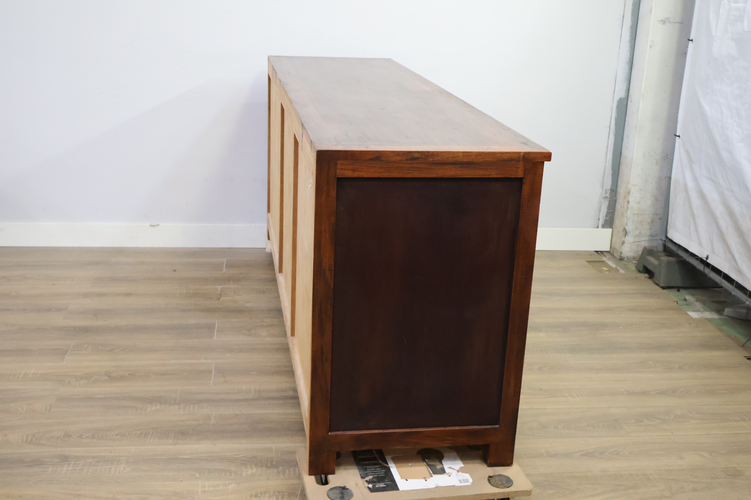 Houten dressoir met schuifdeuren en laden – foto 3 – kavel bij GSD Auctions, Zoeterwoude