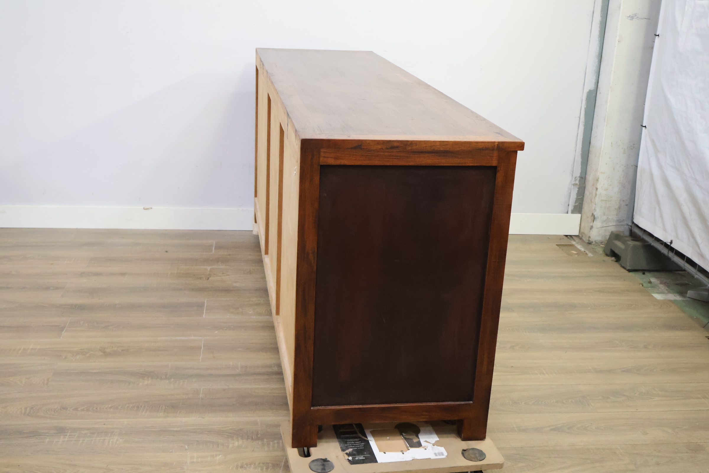 Houten dressoir met schuifdeuren en laden – foto 4 – kavel bij GSD Auctions, Zoeterwoude
