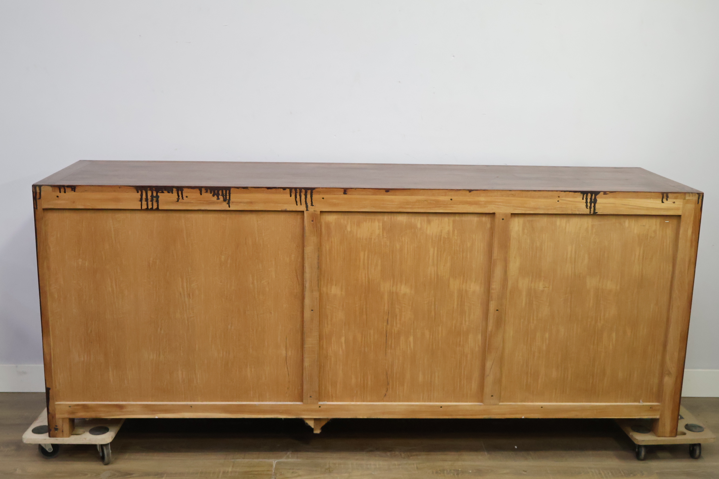Houten dressoir met schuifdeuren en laden – foto 5 – kavel bij GSD Auctions, Zoeterwoude