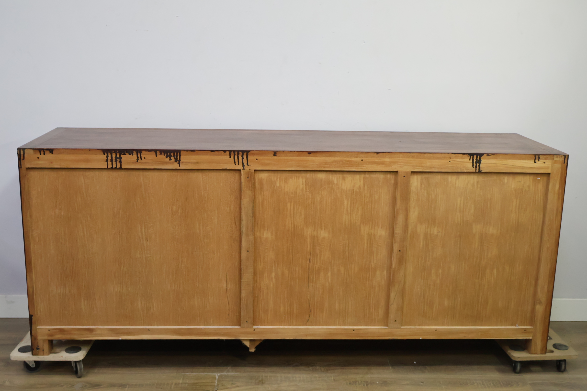 Houten dressoir met schuifdeuren en laden – foto 6 – kavel bij GSD Auctions, Zoeterwoude