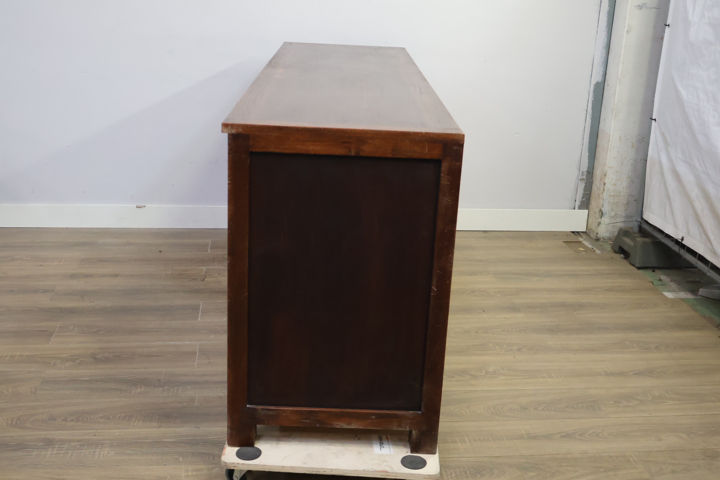 Houten dressoir met schuifdeuren en laden – foto 7 – kavel bij GSD Auctions, Zoeterwoude