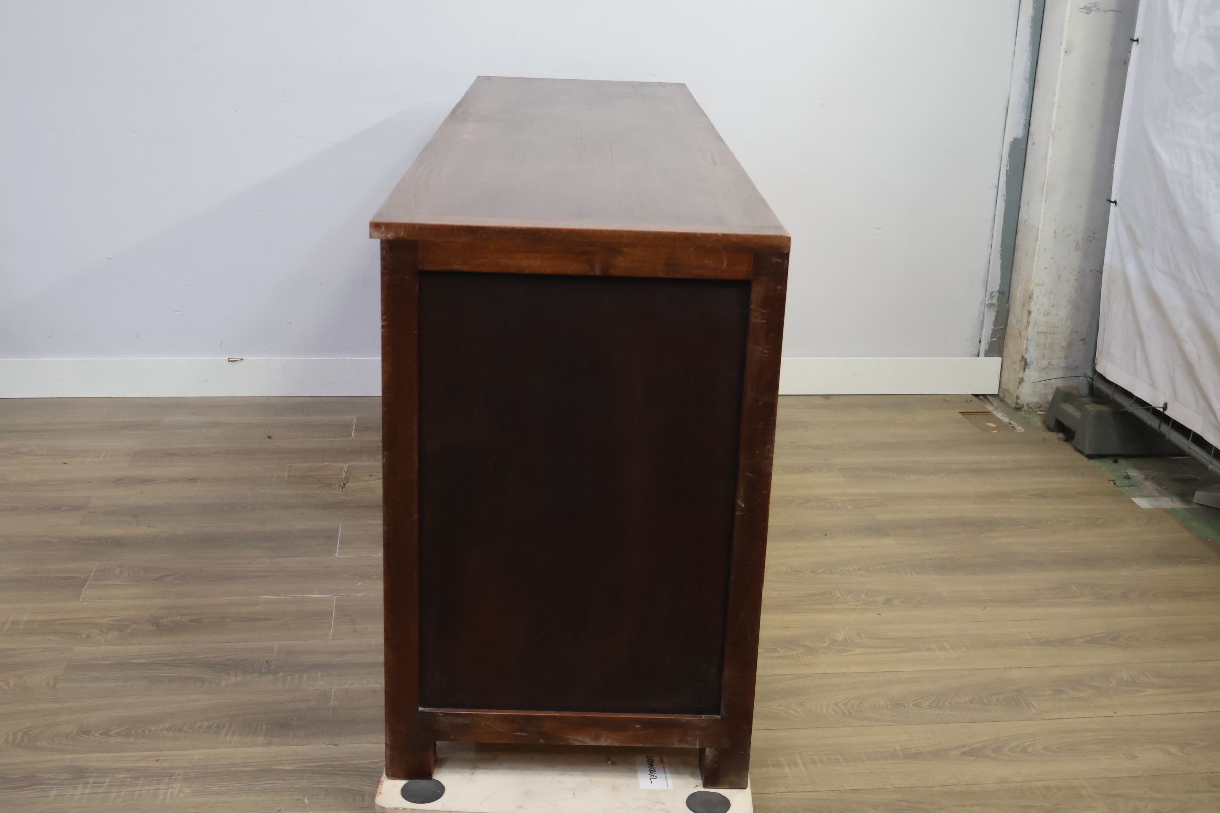 Houten dressoir met schuifdeuren en laden – foto 8 – kavel bij GSD Auctions, Zoeterwoude