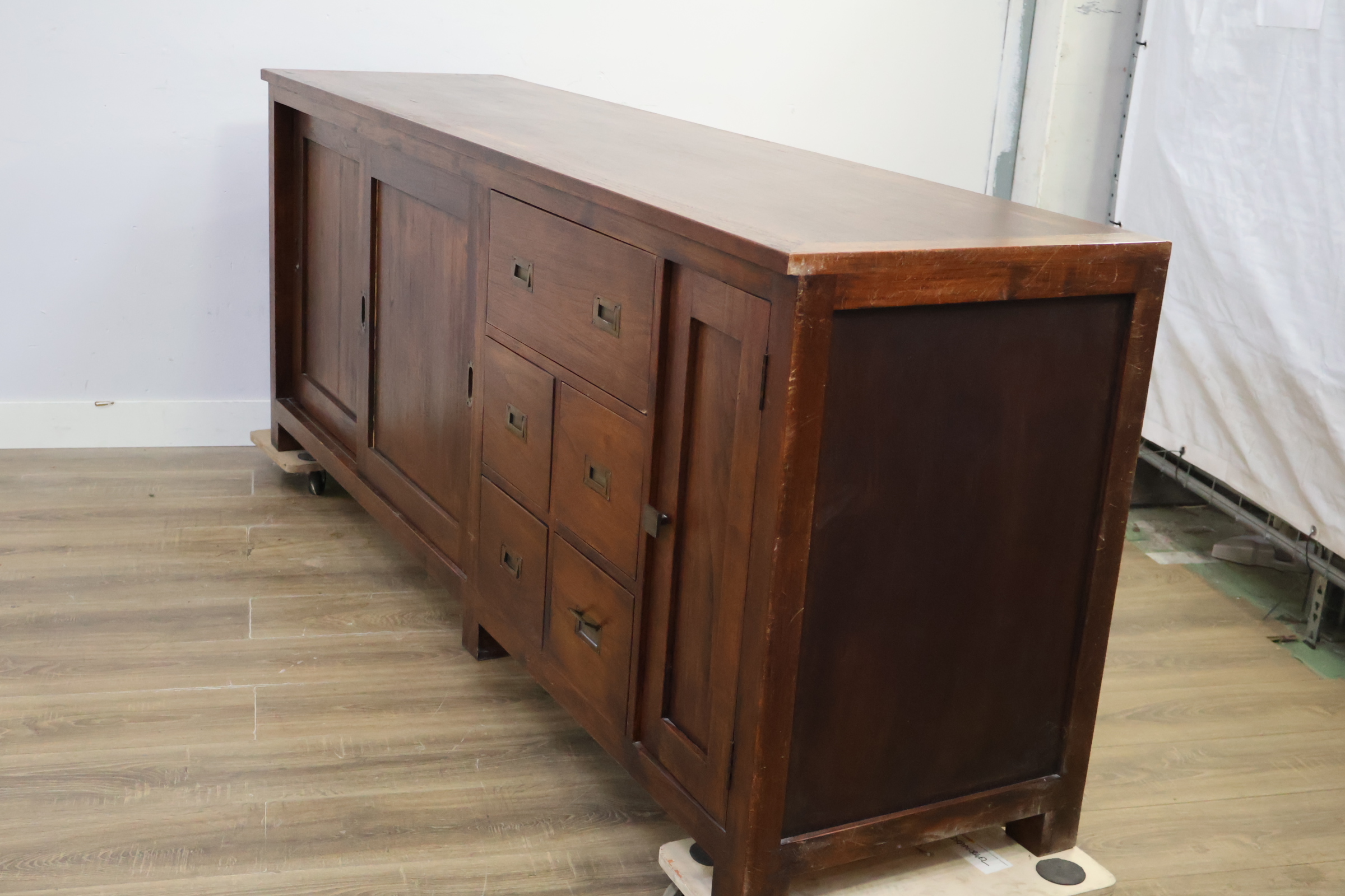 Houten dressoir met schuifdeuren en laden – foto 9 – kavel bij GSD Auctions, Zoeterwoude