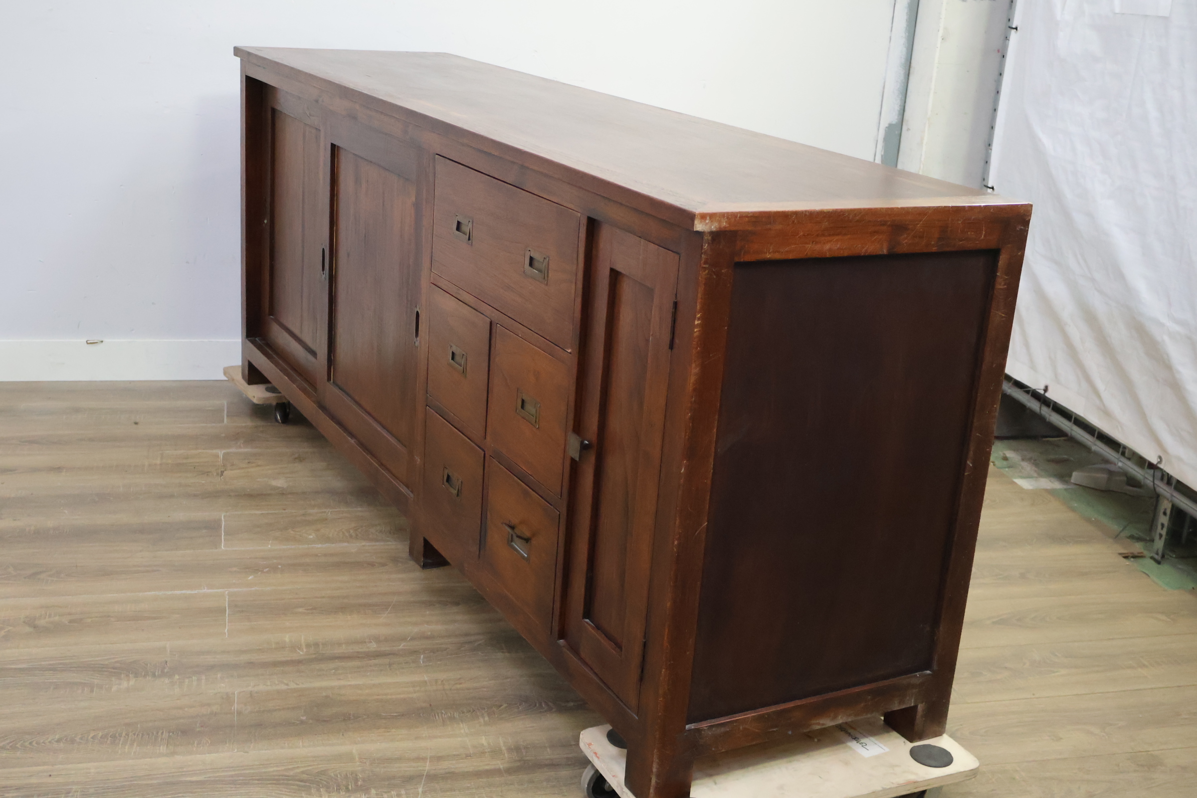 Houten dressoir met schuifdeuren en laden – foto 10 – kavel bij GSD Auctions, Zoeterwoude