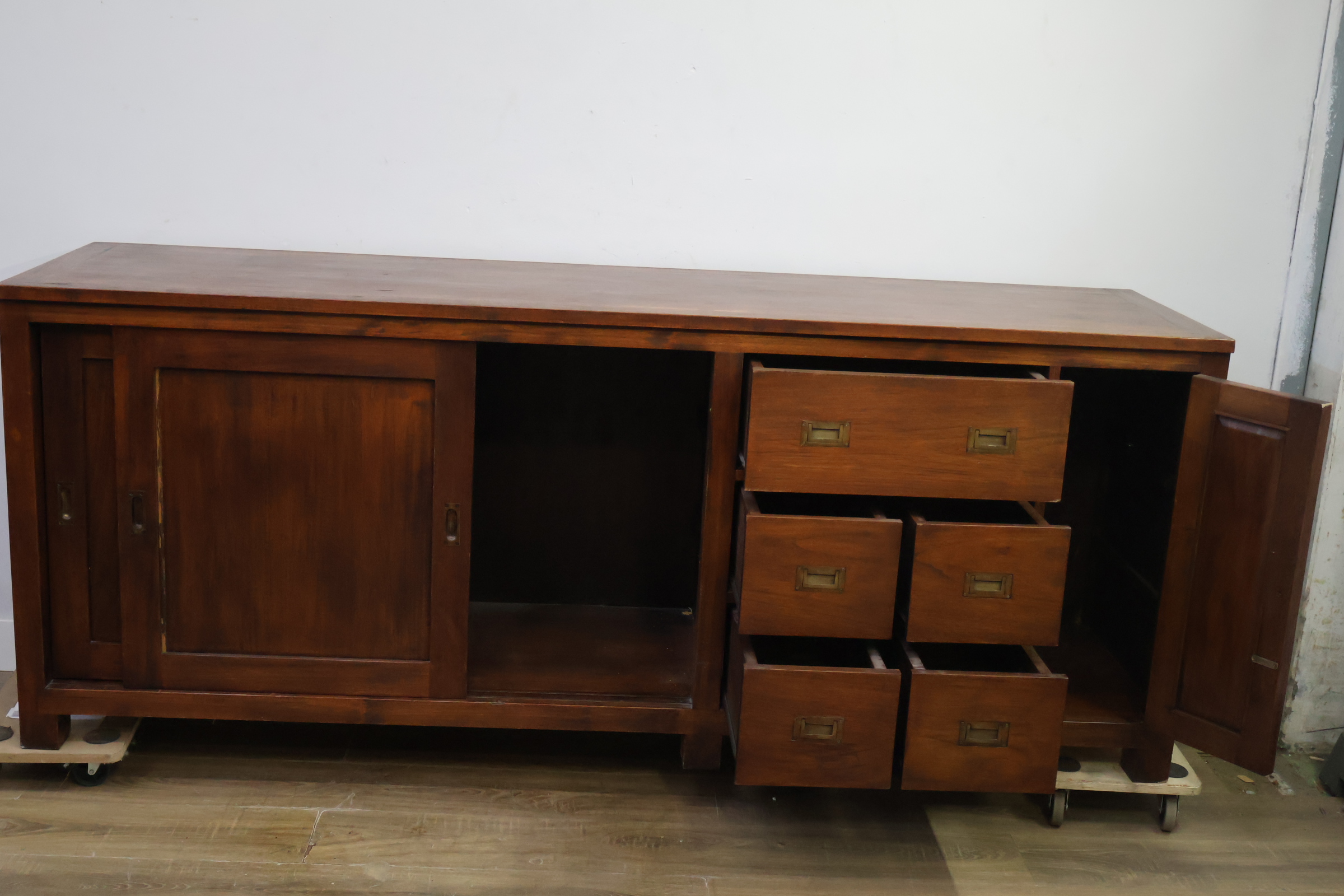 Houten dressoir met schuifdeuren en laden – foto 11 – kavel bij GSD Auctions, Zoeterwoude