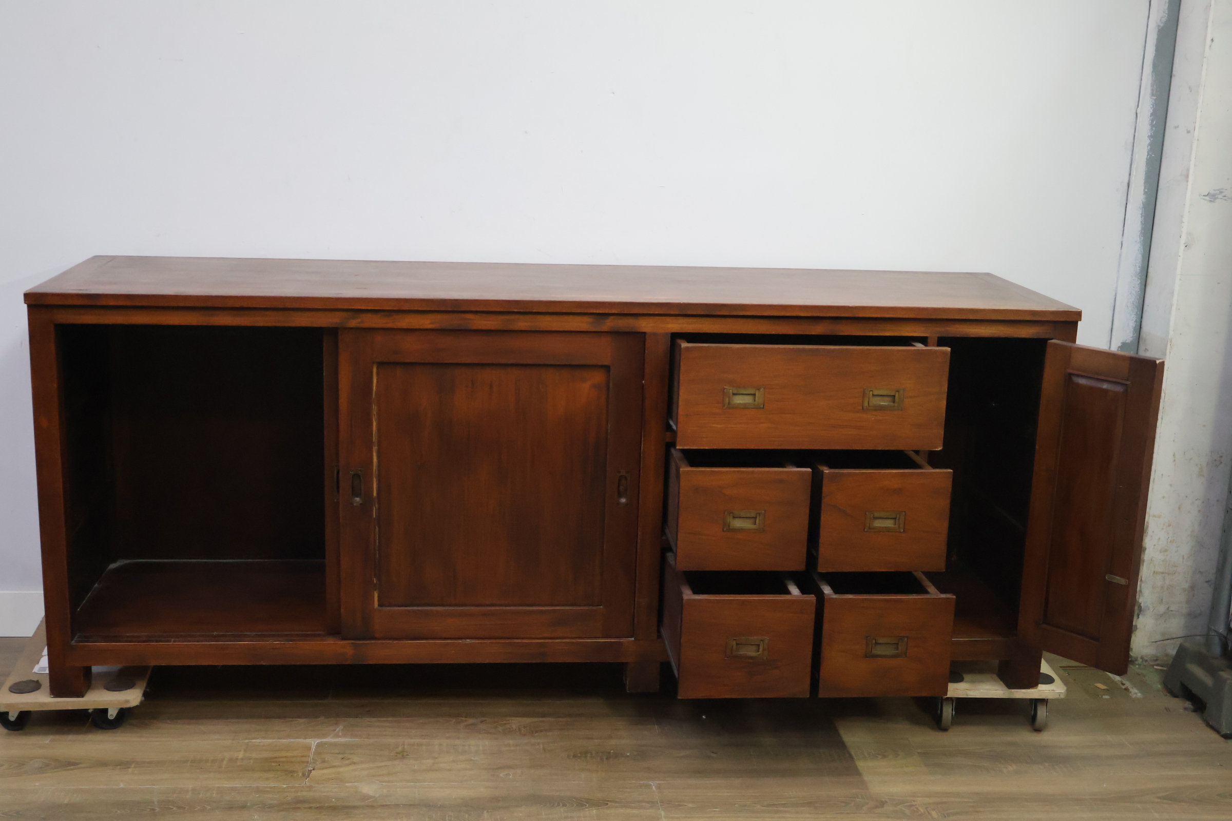 Houten dressoir met schuifdeuren en laden – foto 12 – kavel bij GSD Auctions, Zoeterwoude