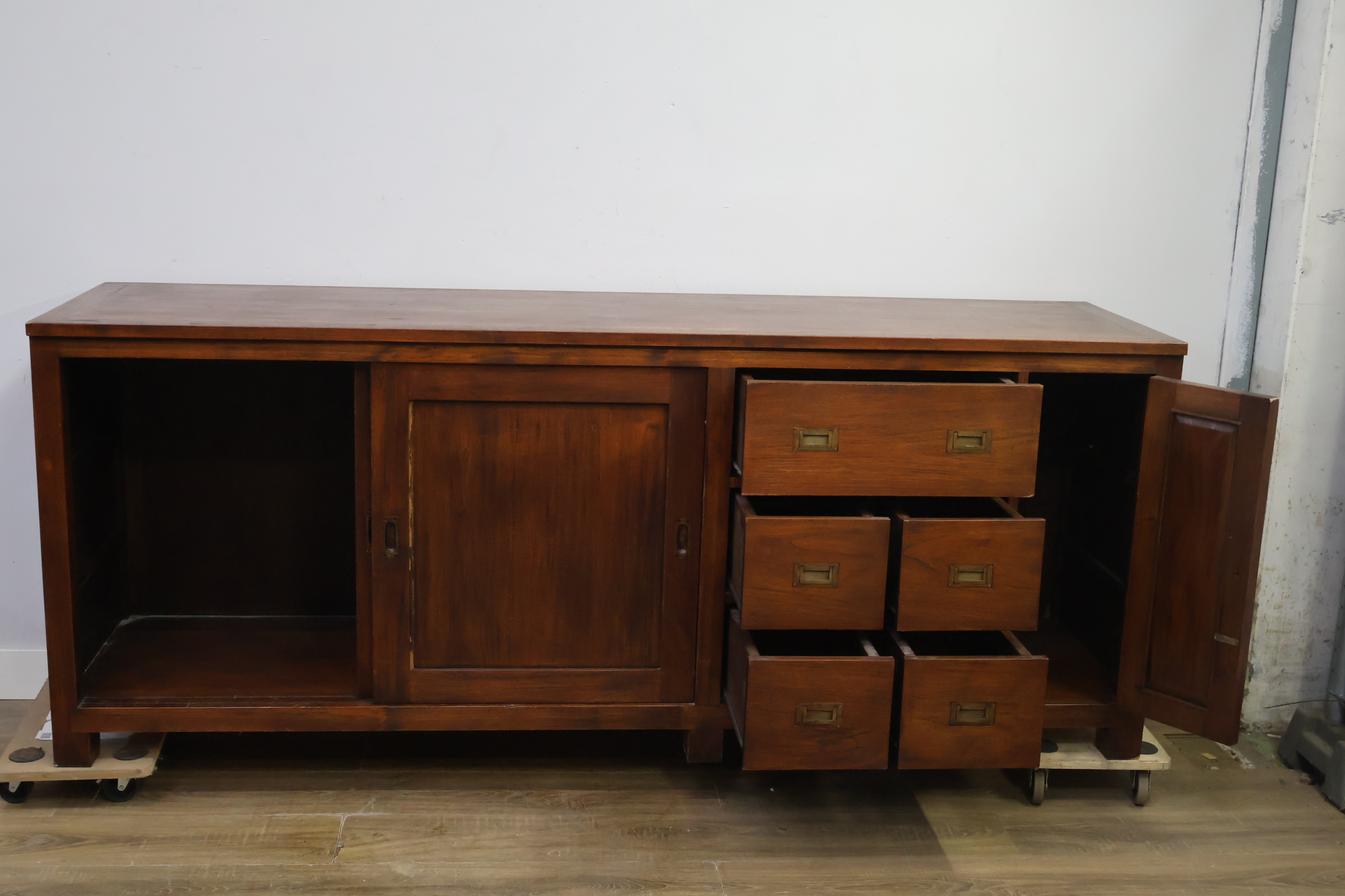 Houten dressoir met schuifdeuren en laden – foto 13 – kavel bij GSD Auctions, Zoeterwoude