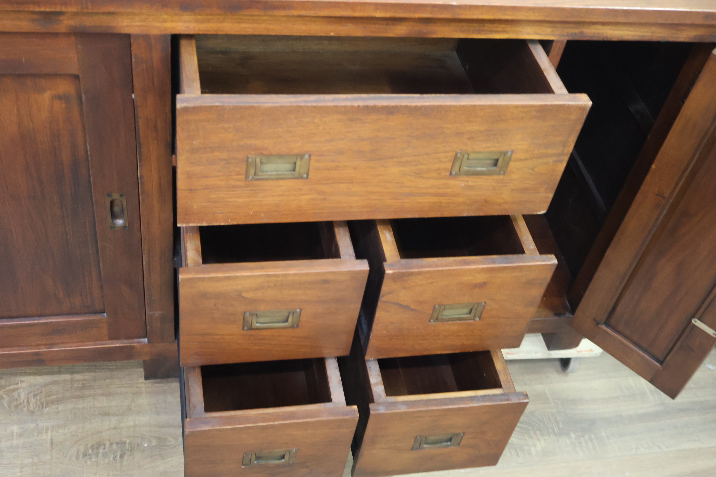 Houten dressoir met schuifdeuren en laden – foto 14 – kavel bij GSD Auctions, Zoeterwoude