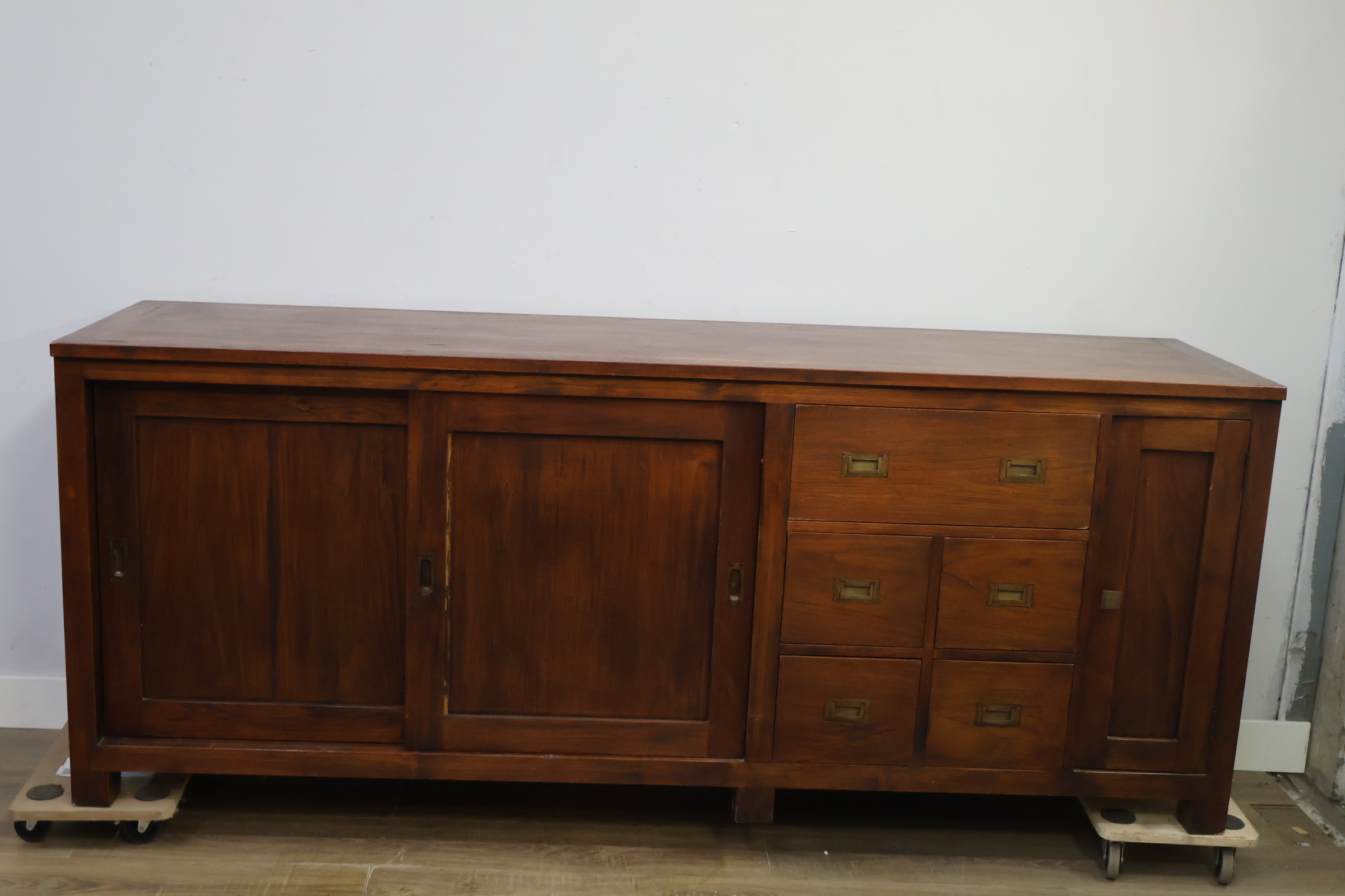 Houten dressoir met schuifdeuren en laden – foto 15 – kavel bij GSD Auctions, Zoeterwoude