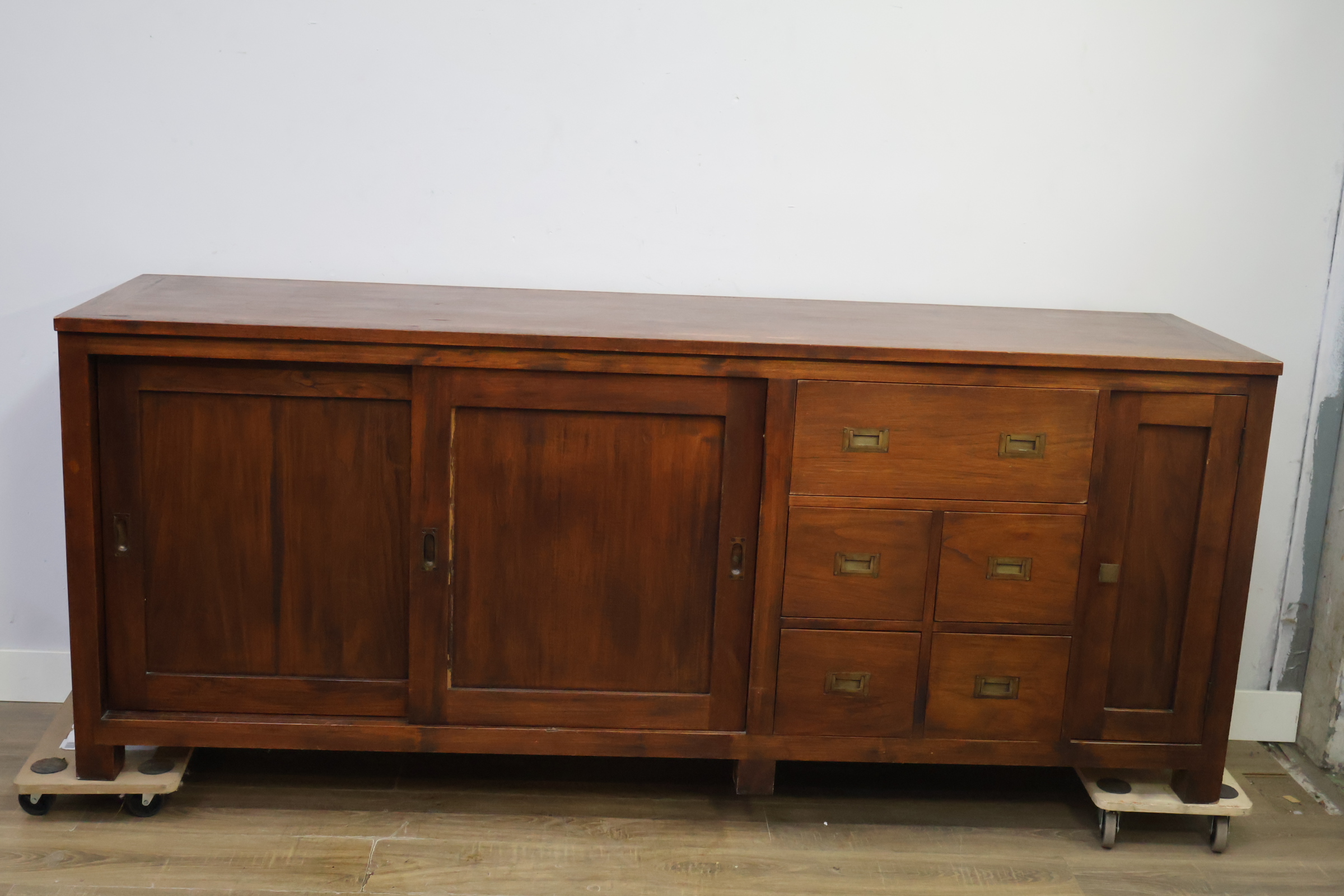 Houten dressoir met schuifdeuren en laden – foto 16 – kavel bij GSD Auctions, Zoeterwoude