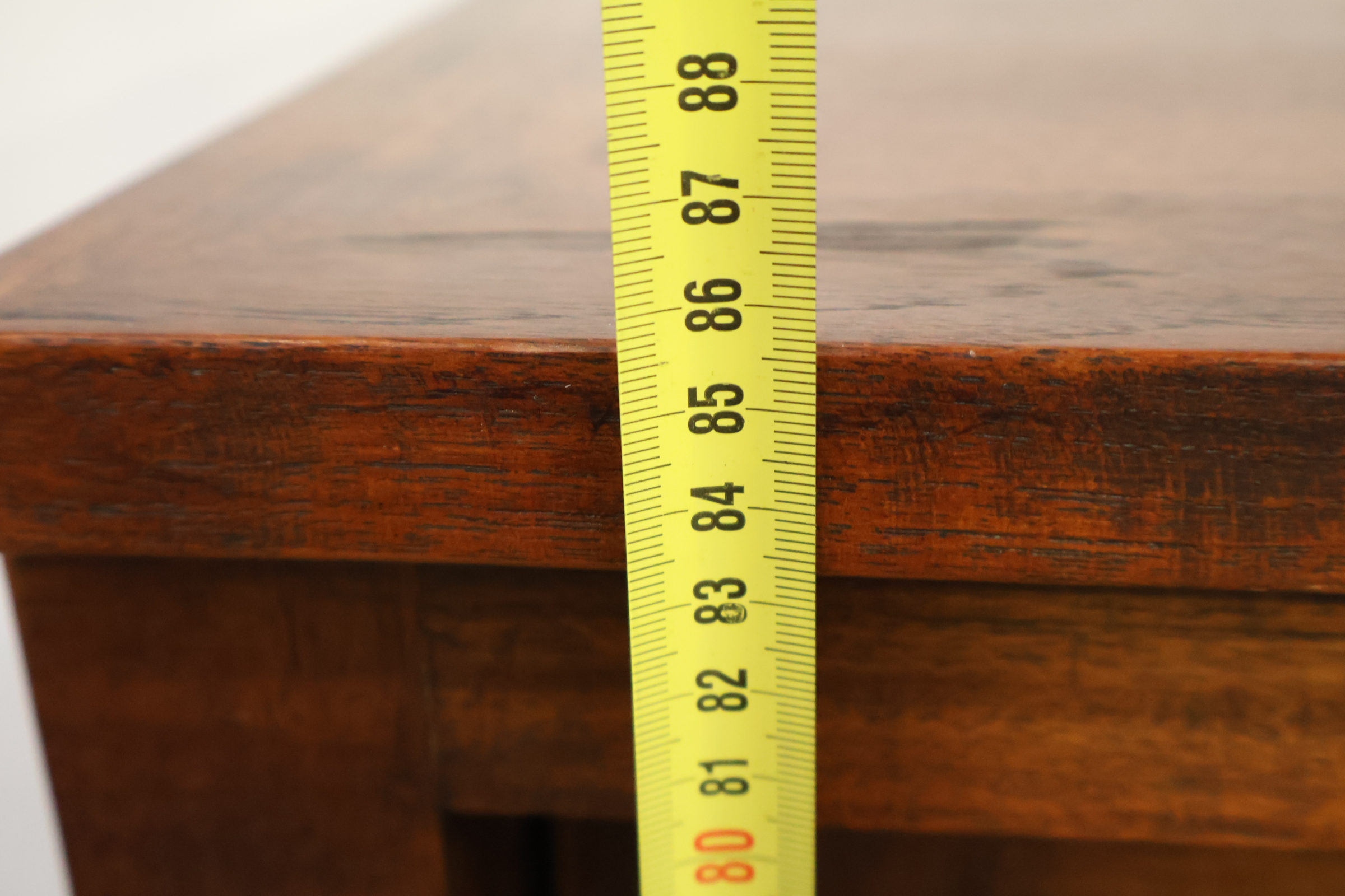 Houten dressoir met schuifdeuren en laden – foto 19 – kavel bij GSD Auctions, Zoeterwoude