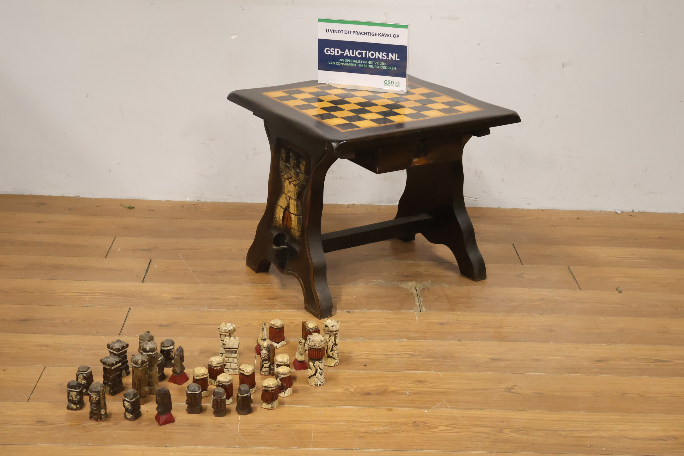 Houten schaaktafel met handgesneden schaakstukken – foto 2 – kavel bij GSD Auctions, Zoeterwoude