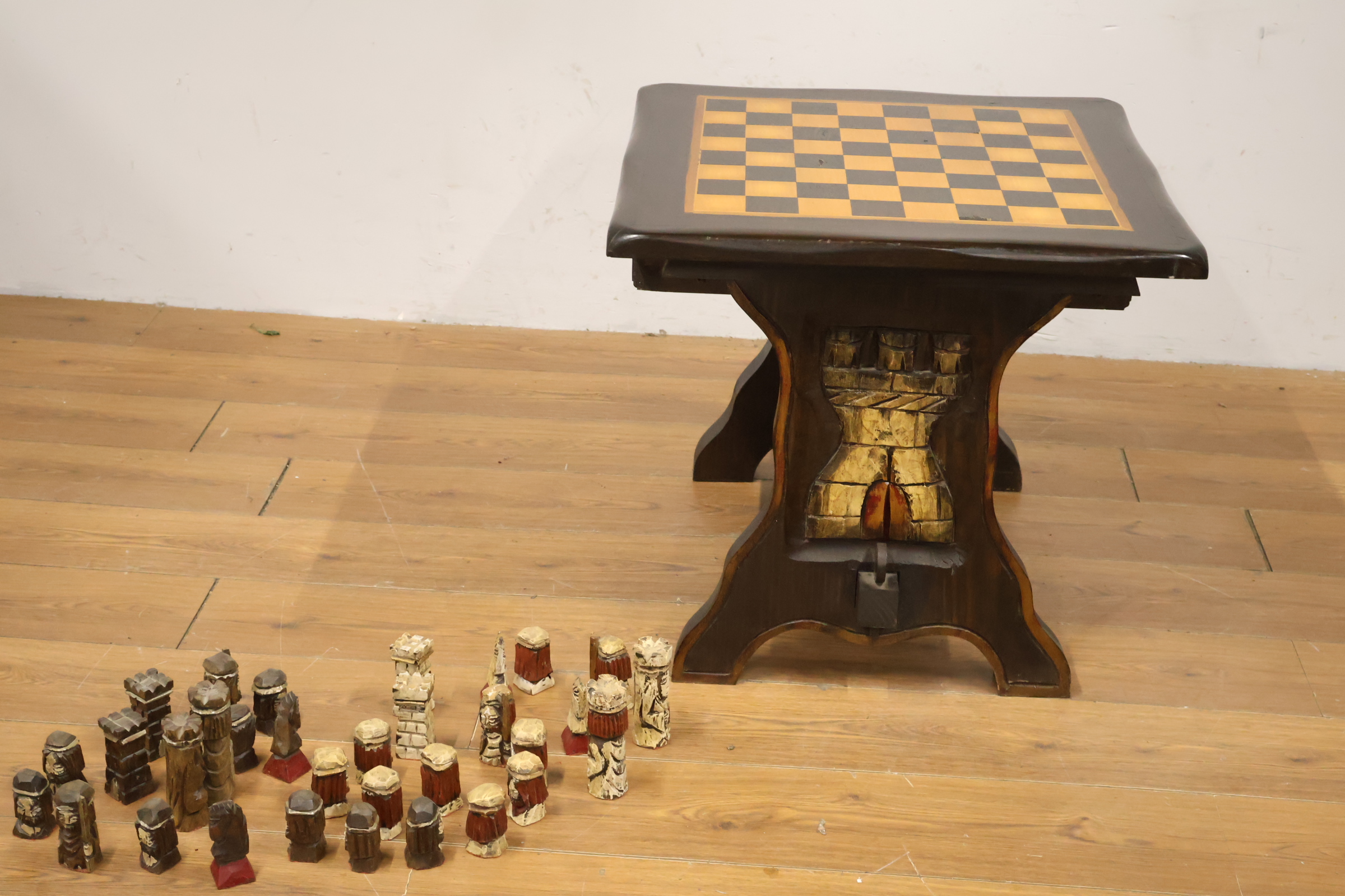 Houten schaaktafel met handgesneden schaakstukken – foto 3 – kavel bij GSD Auctions, Zoeterwoude