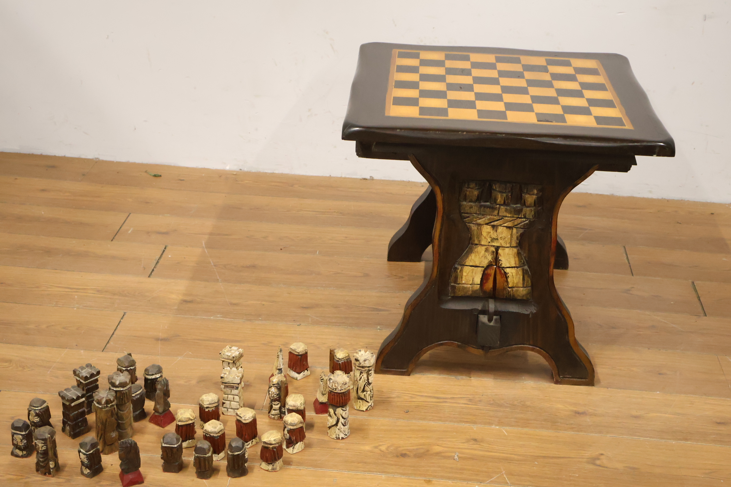 Houten schaaktafel met handgesneden schaakstukken – foto 4 – kavel bij GSD Auctions, Zoeterwoude