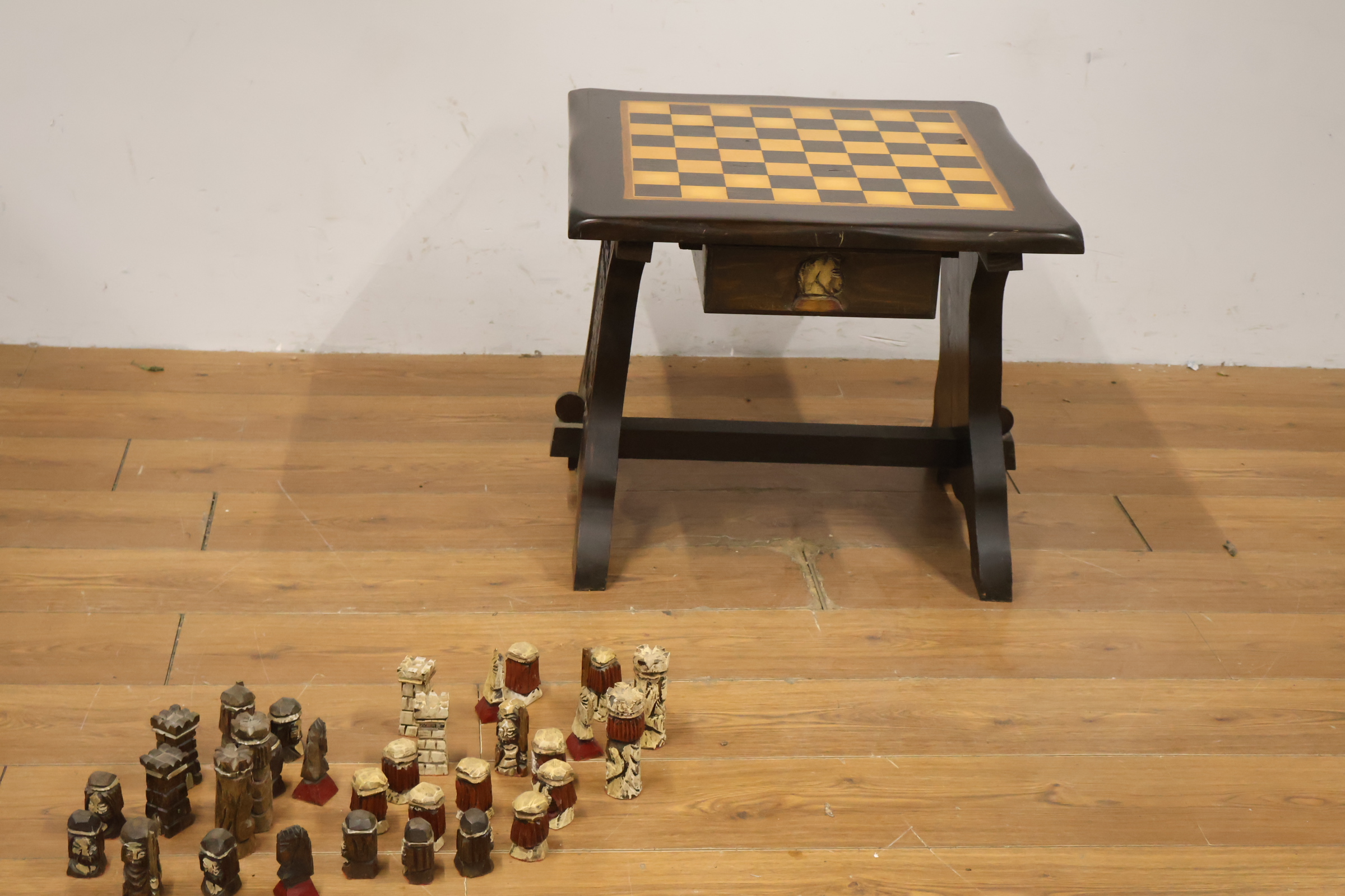 Houten schaaktafel met handgesneden schaakstukken – foto 5 – kavel bij GSD Auctions, Zoeterwoude
