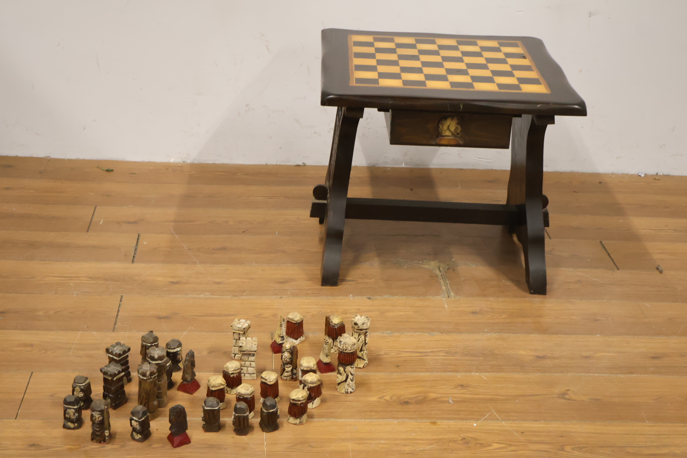 Houten schaaktafel met handgesneden schaakstukken – foto 6 – kavel bij GSD Auctions, Zoeterwoude