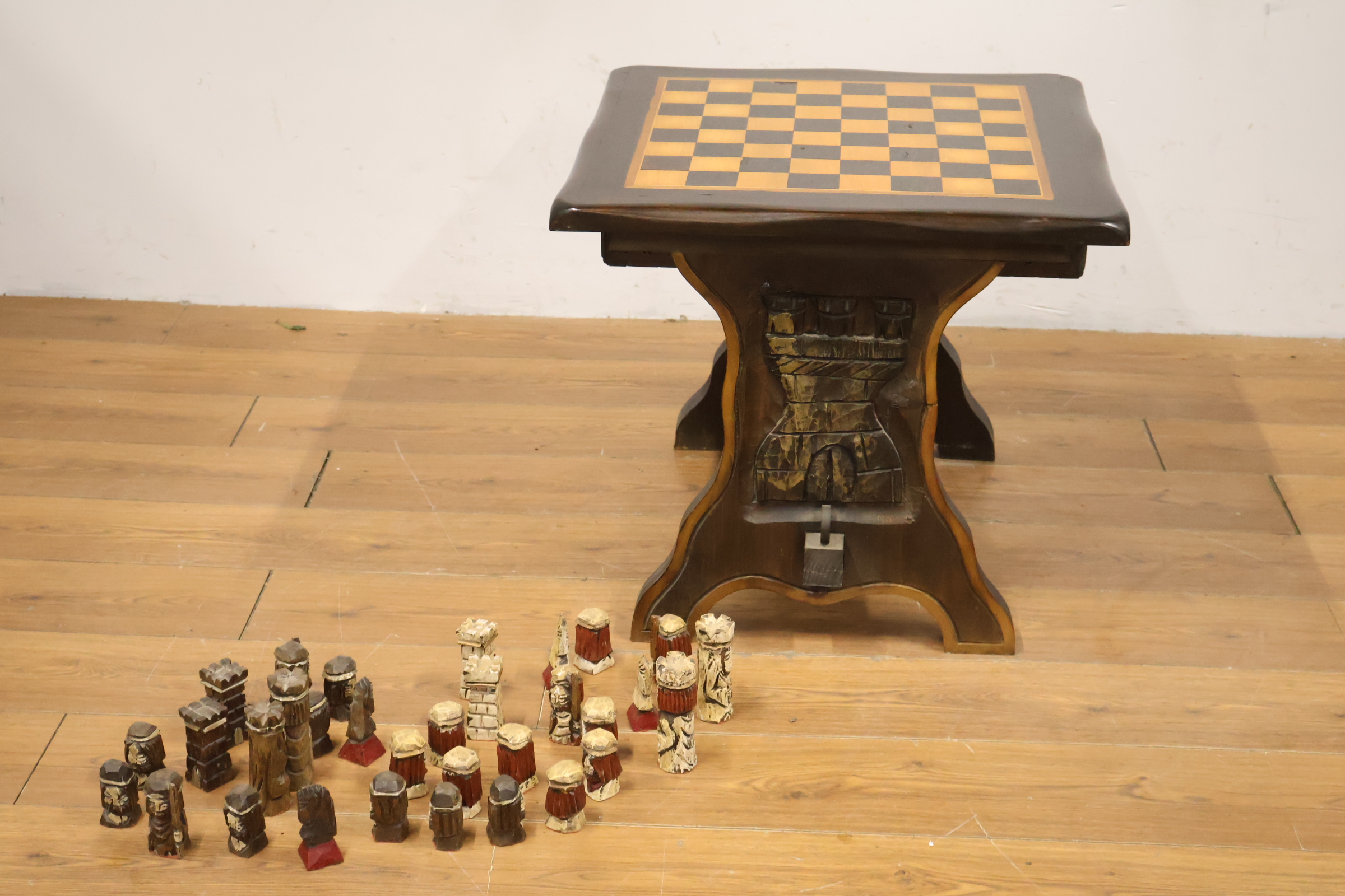 Houten schaaktafel met handgesneden schaakstukken – foto 7 – kavel bij GSD Auctions, Zoeterwoude