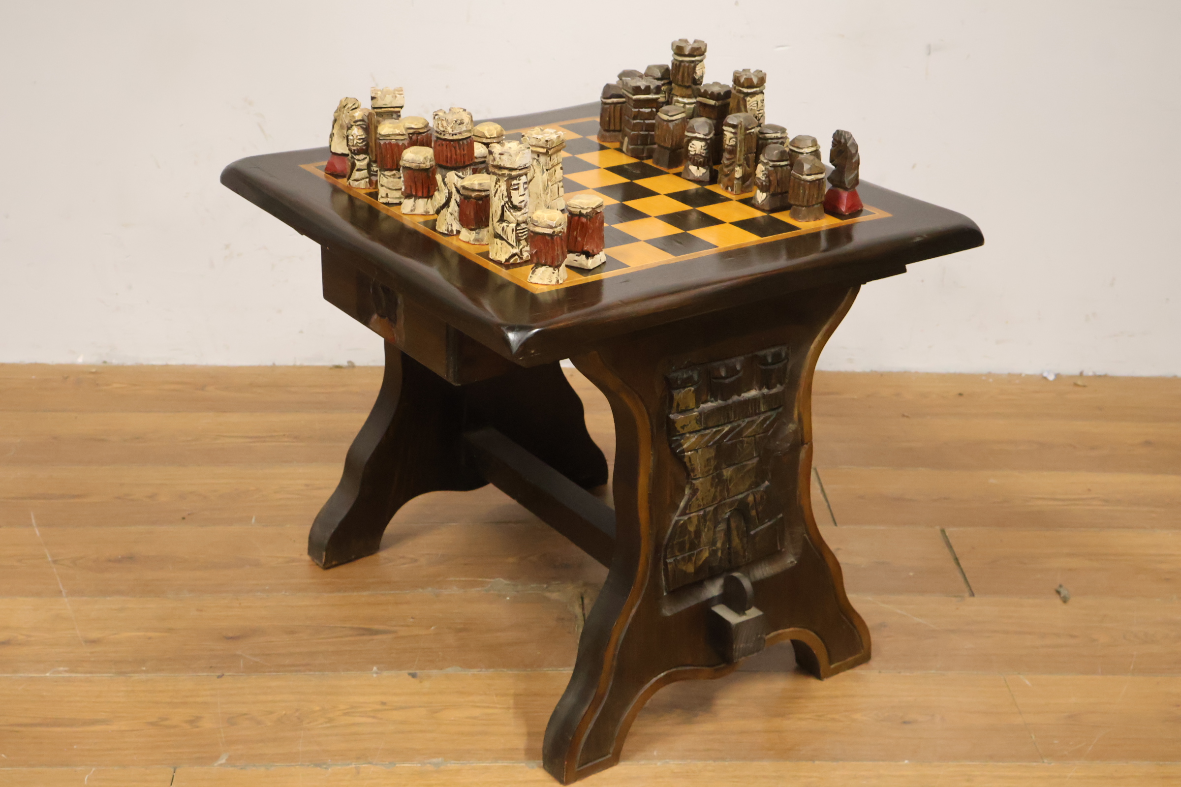 Houten schaaktafel met handgesneden schaakstukken – foto 8 – kavel bij GSD Auctions, Zoeterwoude