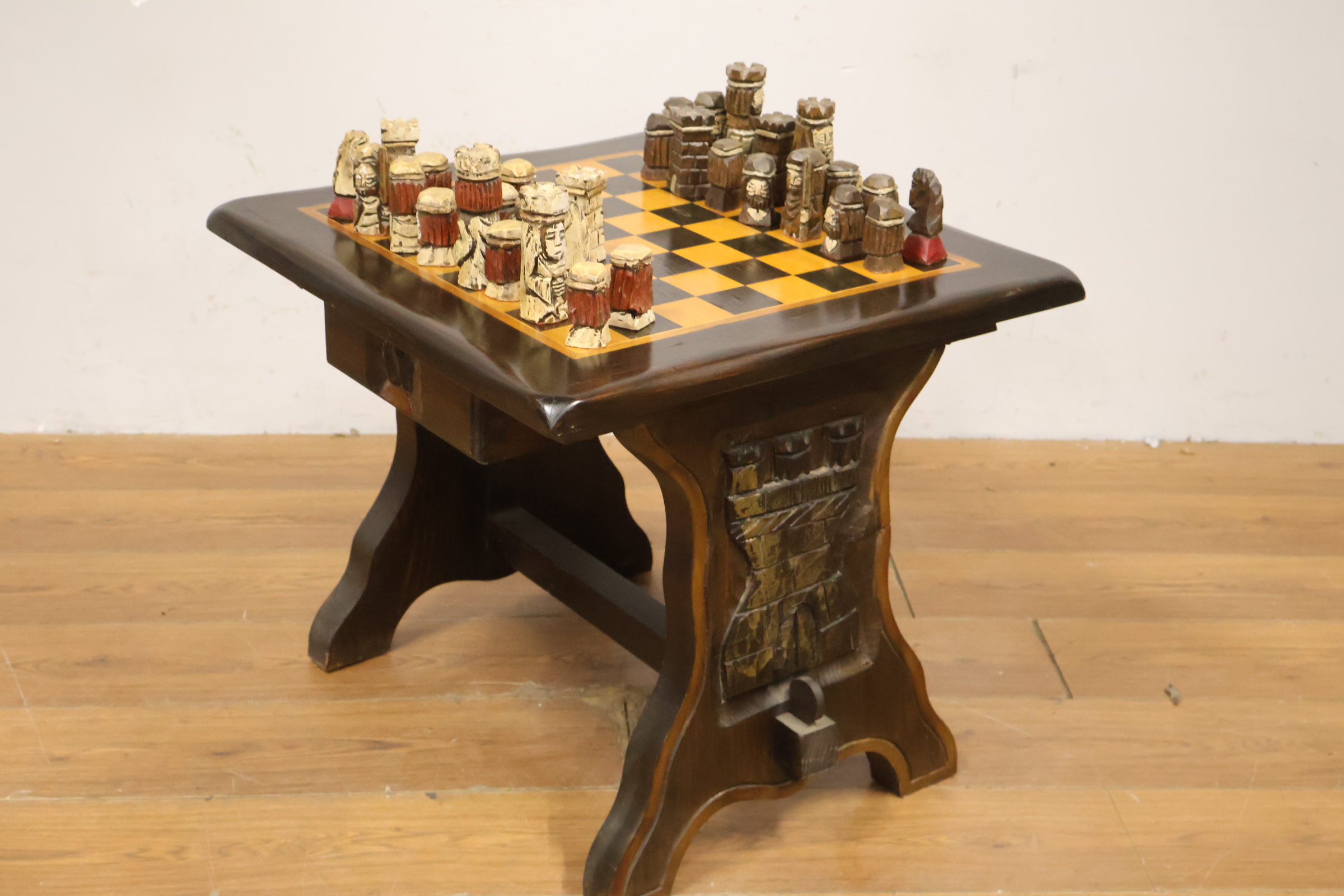 Houten schaaktafel met handgesneden schaakstukken – foto 9 – kavel bij GSD Auctions, Zoeterwoude