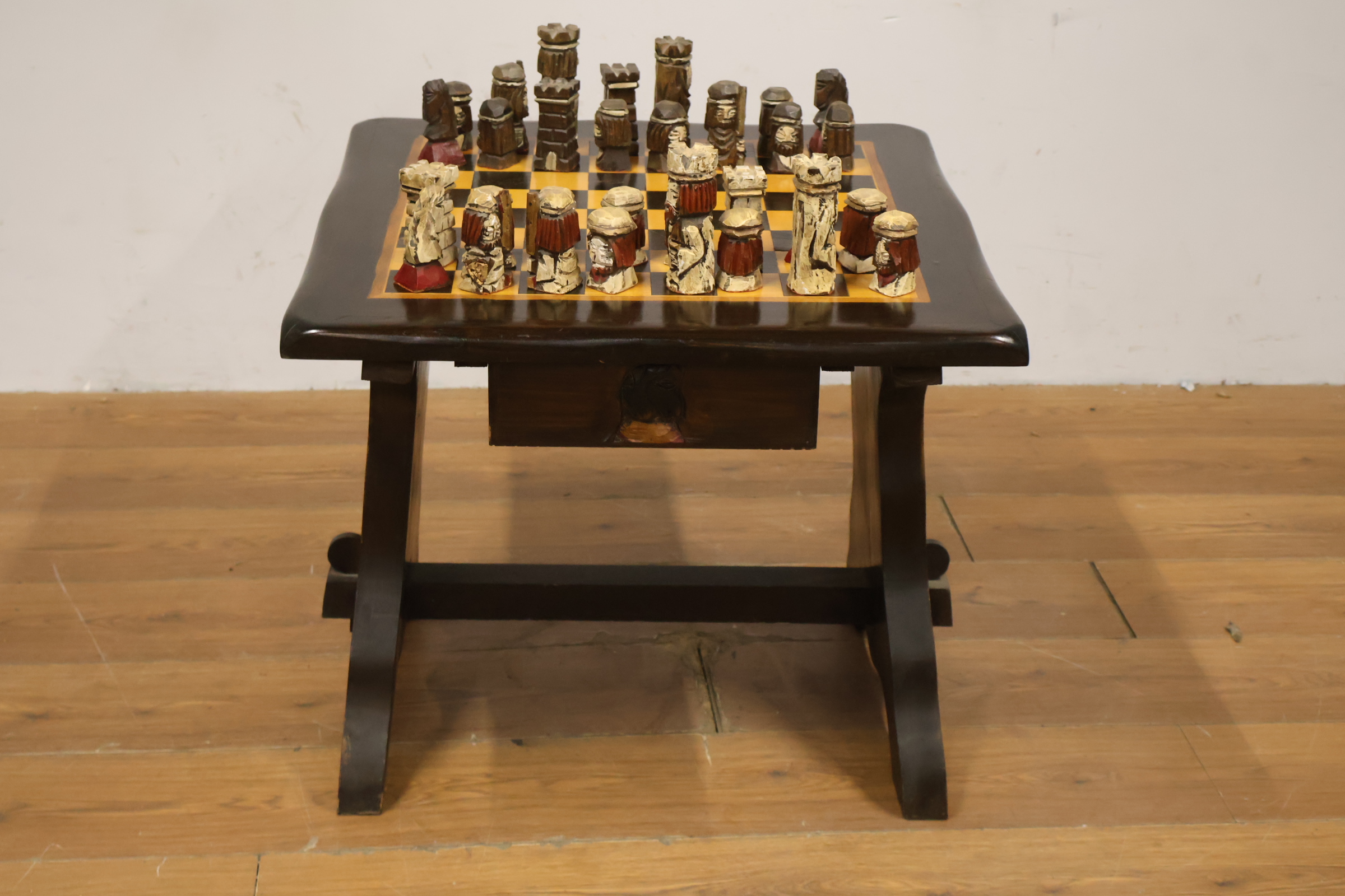 Houten schaaktafel met handgesneden schaakstukken – foto 10 – kavel bij GSD Auctions, Zoeterwoude