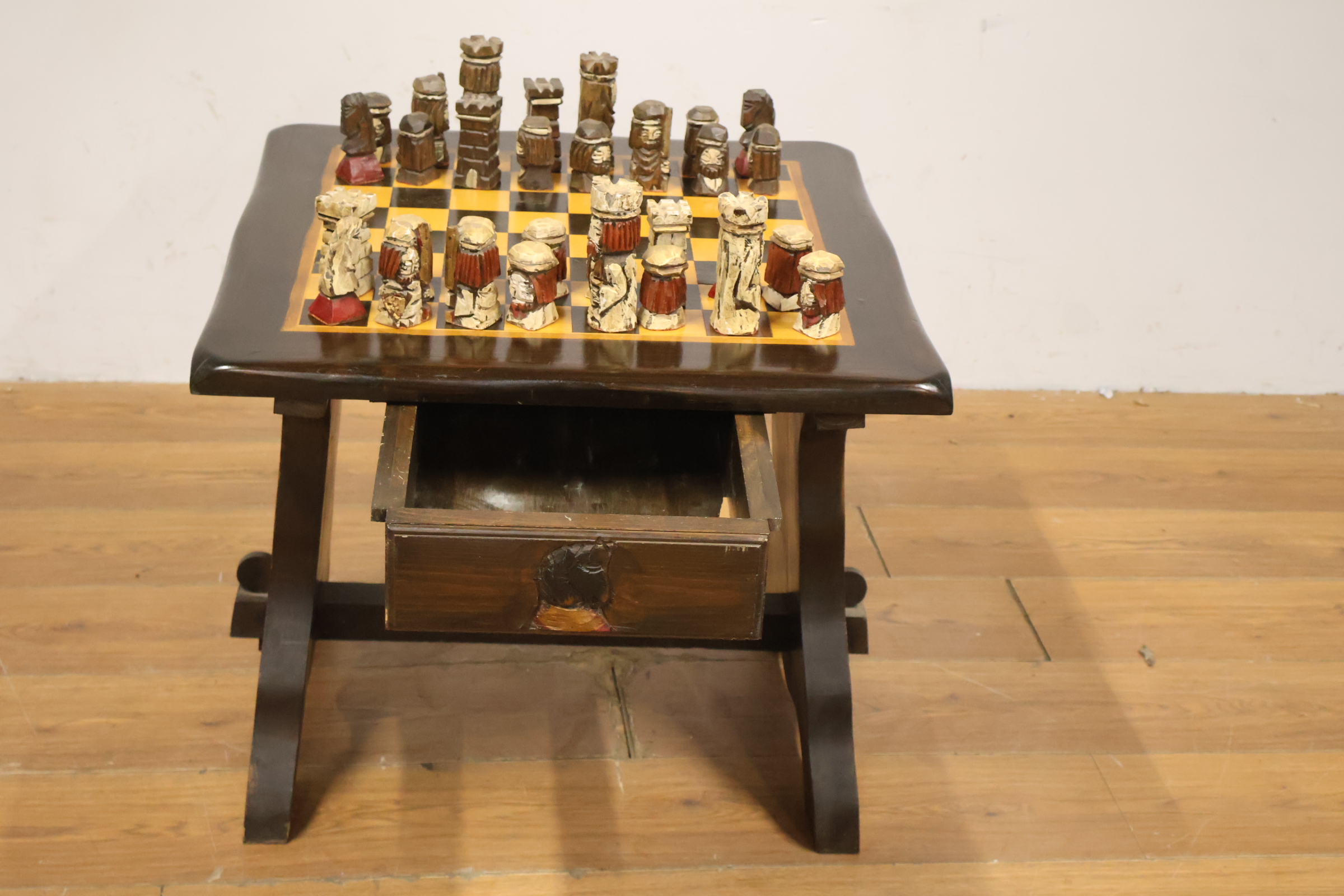 Houten schaaktafel met handgesneden schaakstukken – foto 11 – kavel bij GSD Auctions, Zoeterwoude