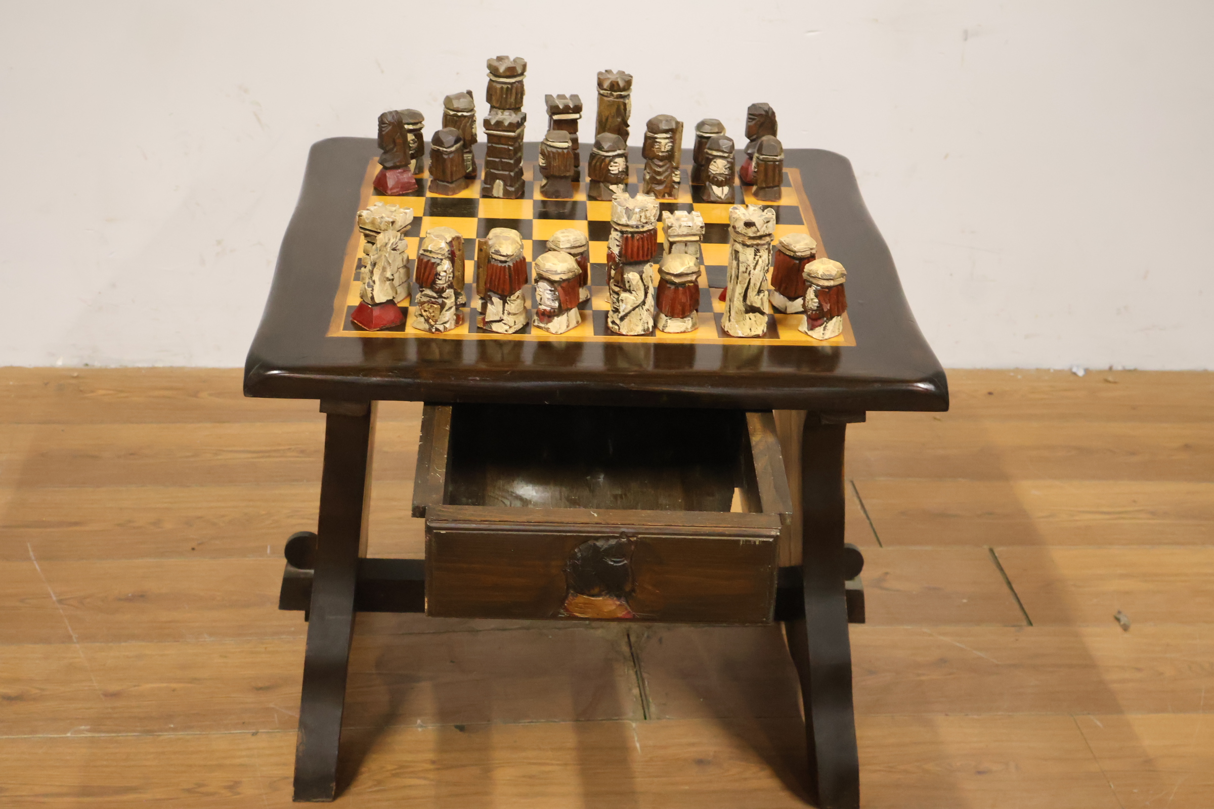 Houten schaaktafel met handgesneden schaakstukken – foto 12 – kavel bij GSD Auctions, Zoeterwoude