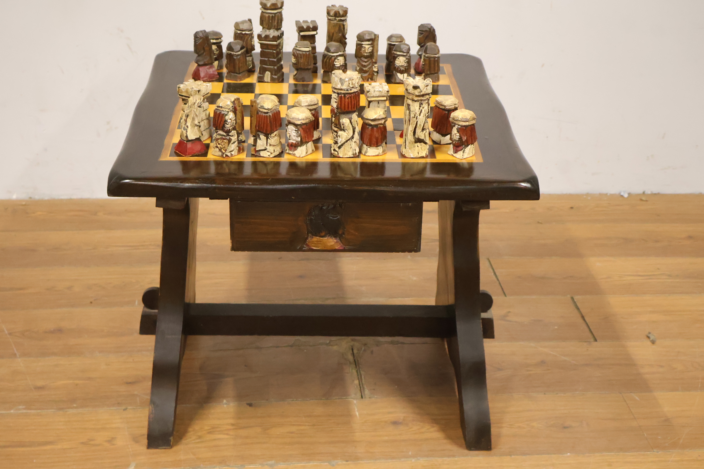 Houten schaaktafel met handgesneden schaakstukken – foto 13 – kavel bij GSD Auctions, Zoeterwoude